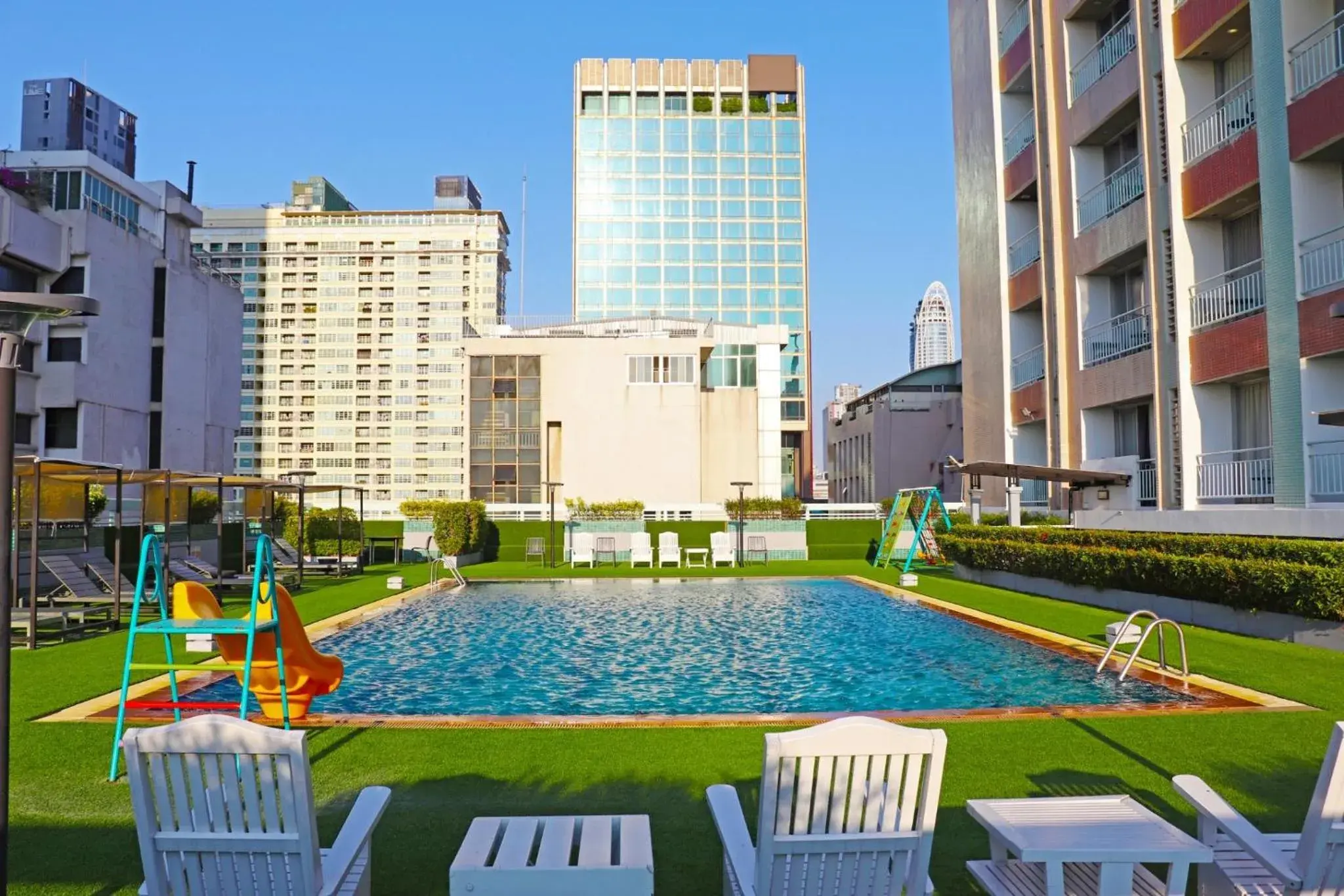 Swimming pool in Evergreen Place Siam by UHG Swimming pool in Evergreen Place Siam by UHG