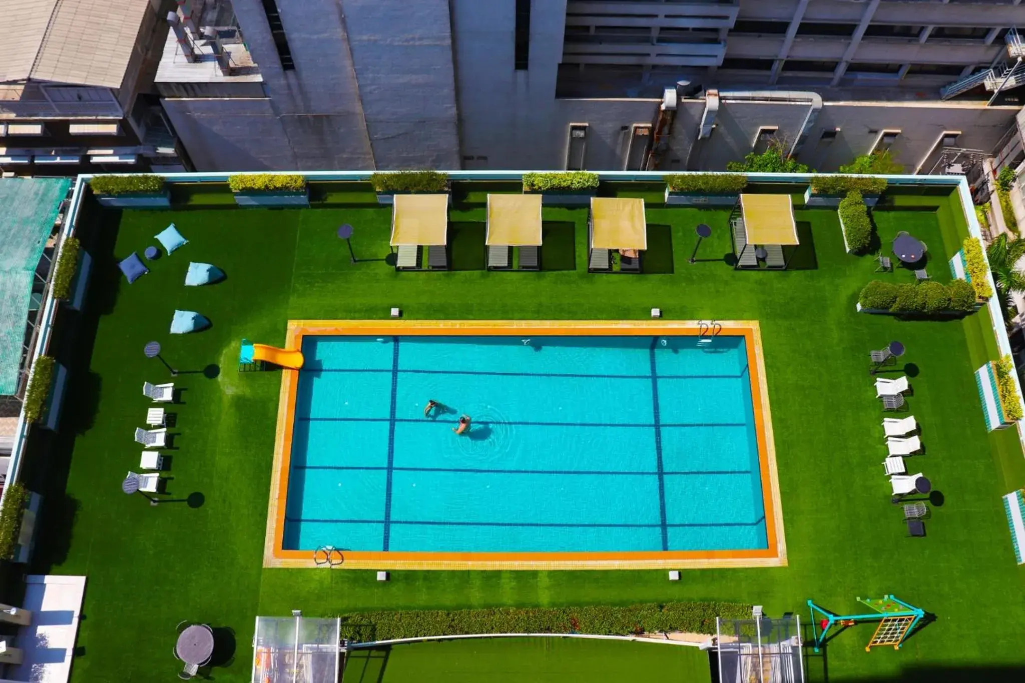 Swimming pool in Evergreen Place Siam by UHG Swimming pool in Evergreen Place Siam by UHG