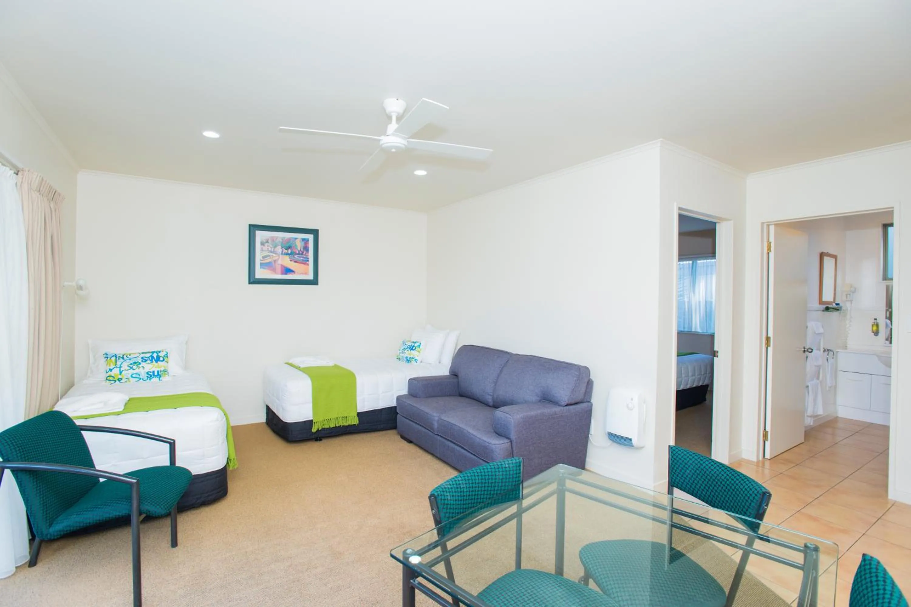 Kitchen or kitchenette, Bed in Alfresco Motor Lodge