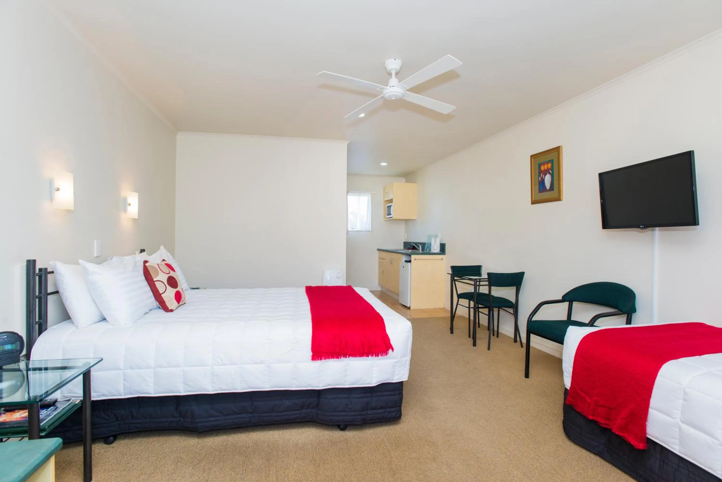 Bathroom, Bed in Alfresco Motor Lodge