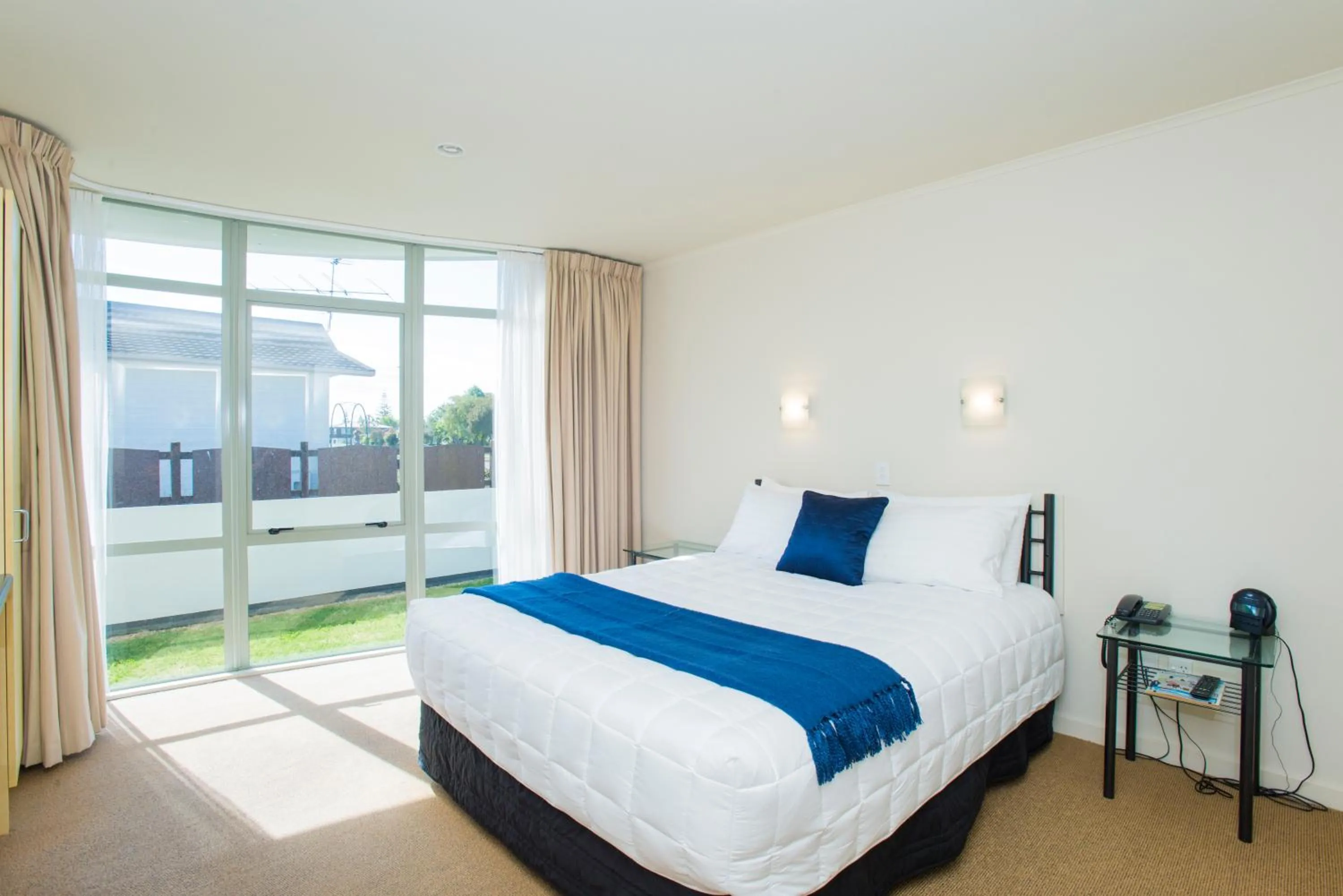 Bedroom, Bed in Alfresco Motor Lodge