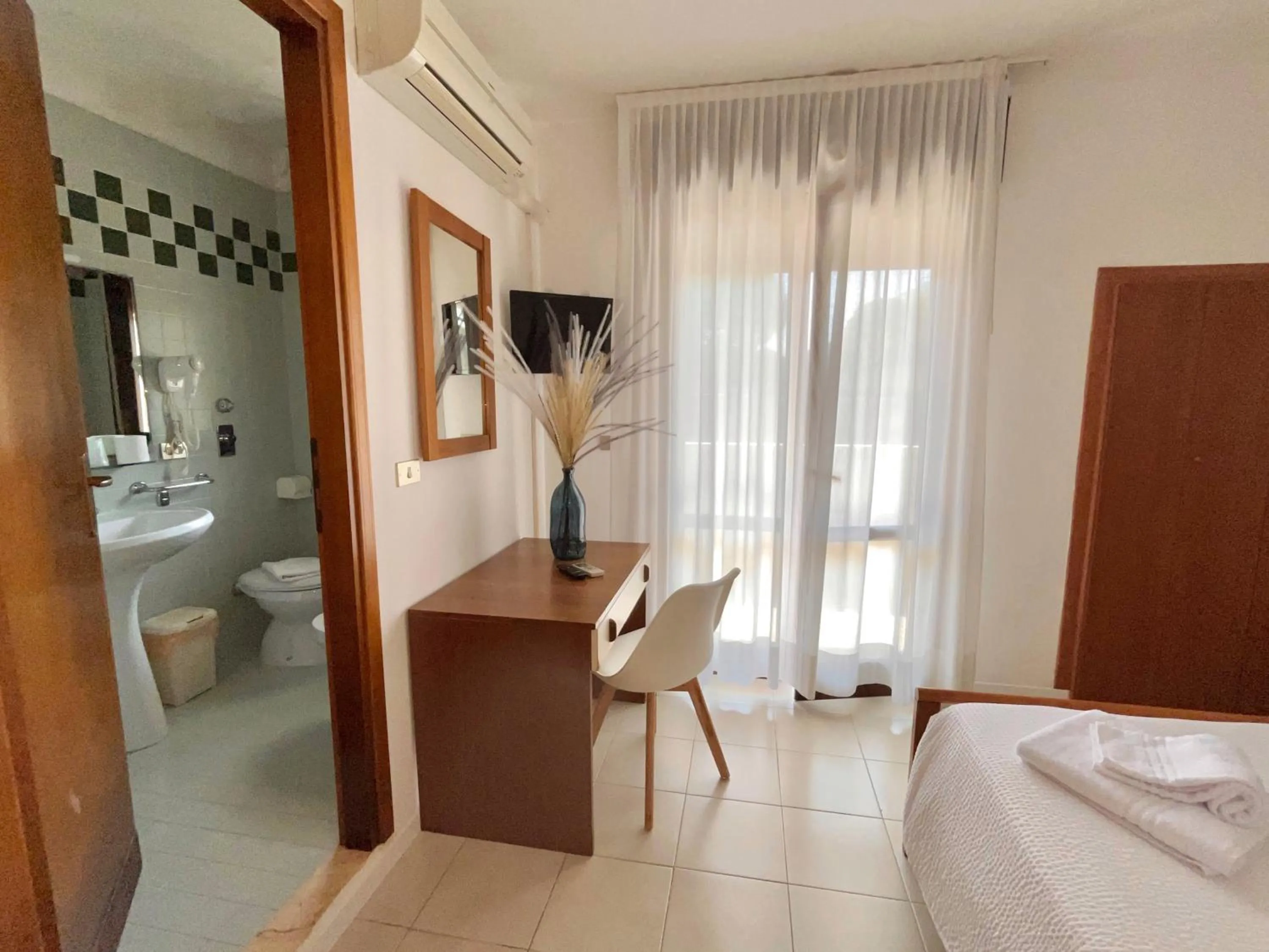 Bathroom, Bed in Hotel Rosa Dei Venti