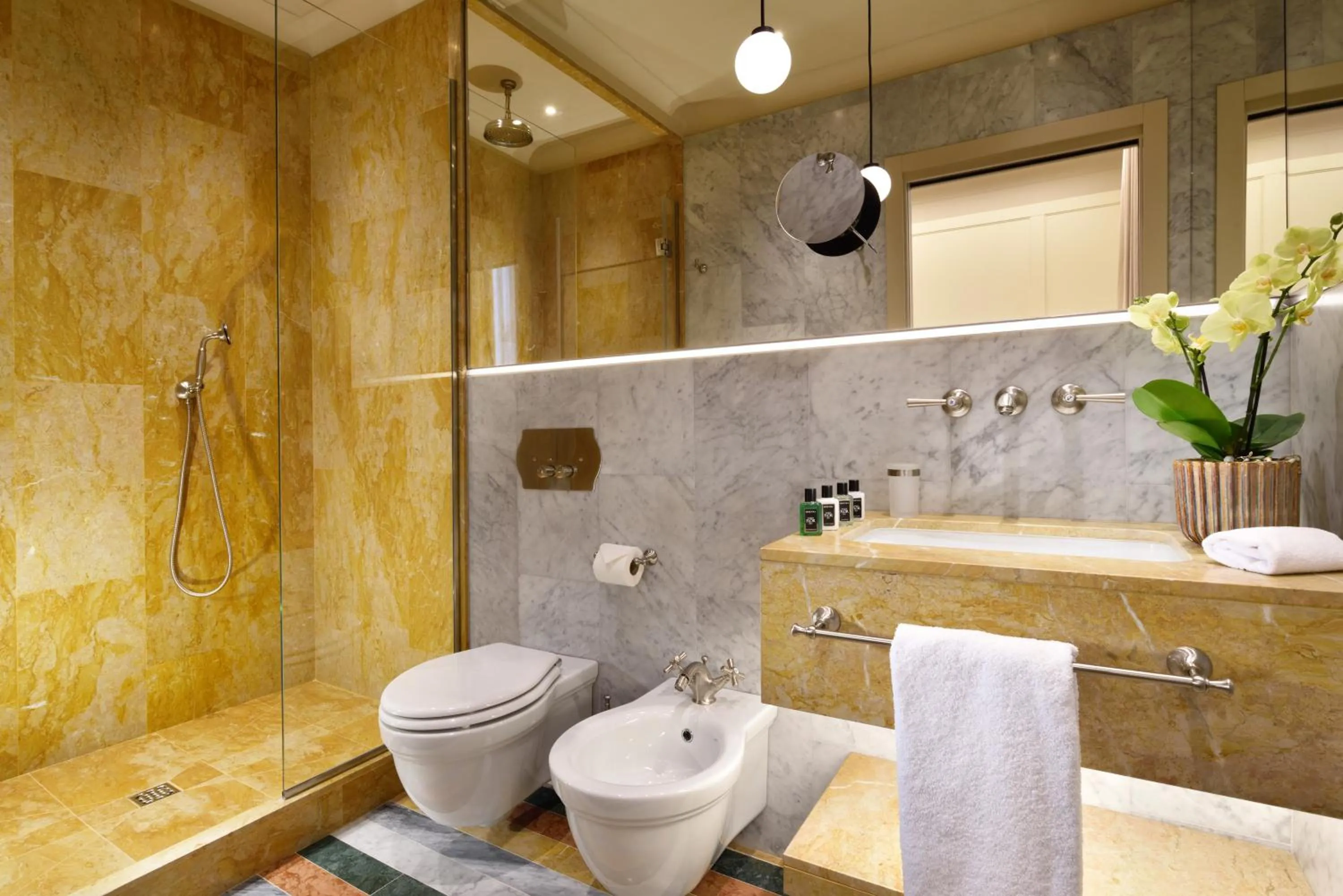 Shower in Floren Hotel