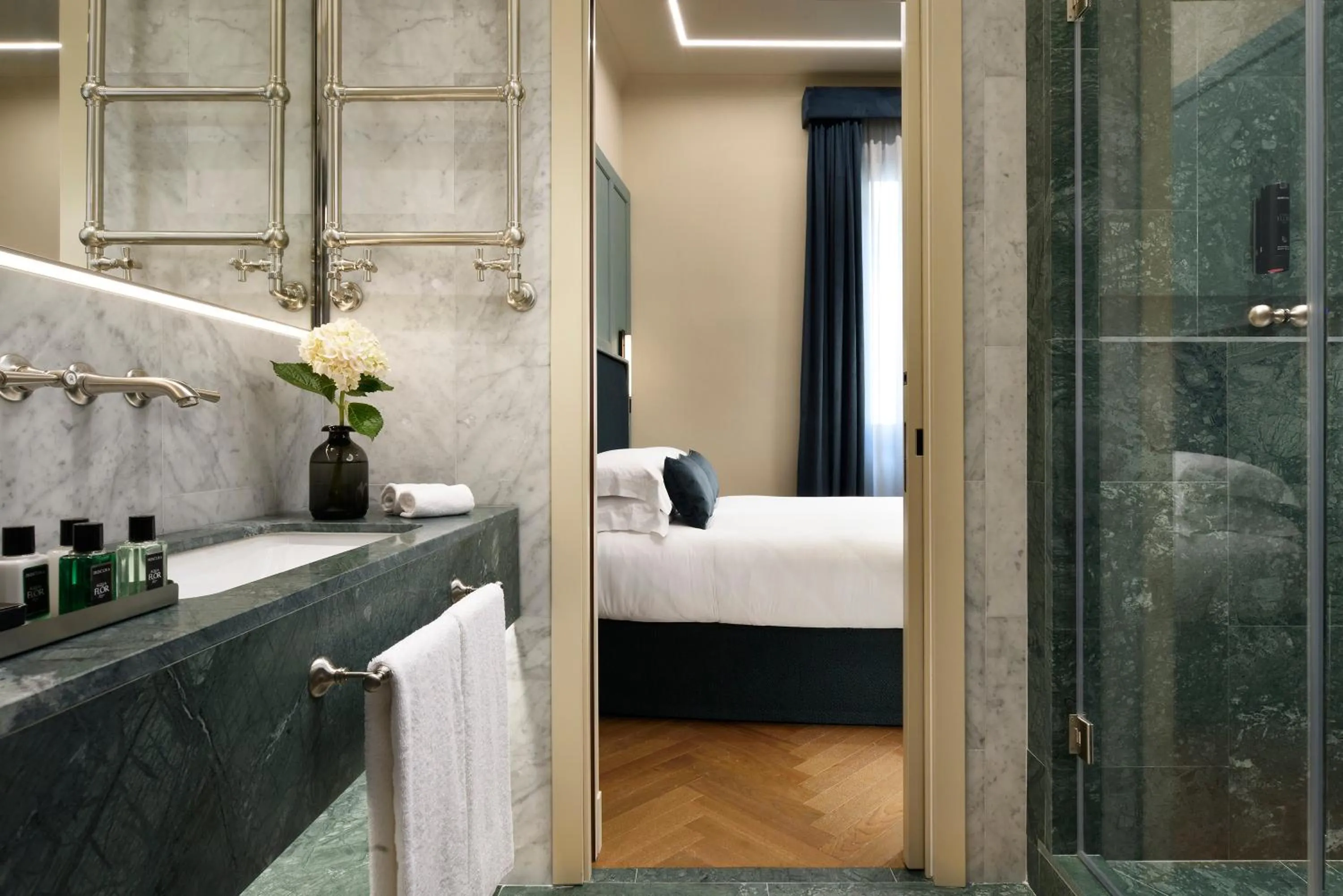 Shower, Bed in Floren Hotel