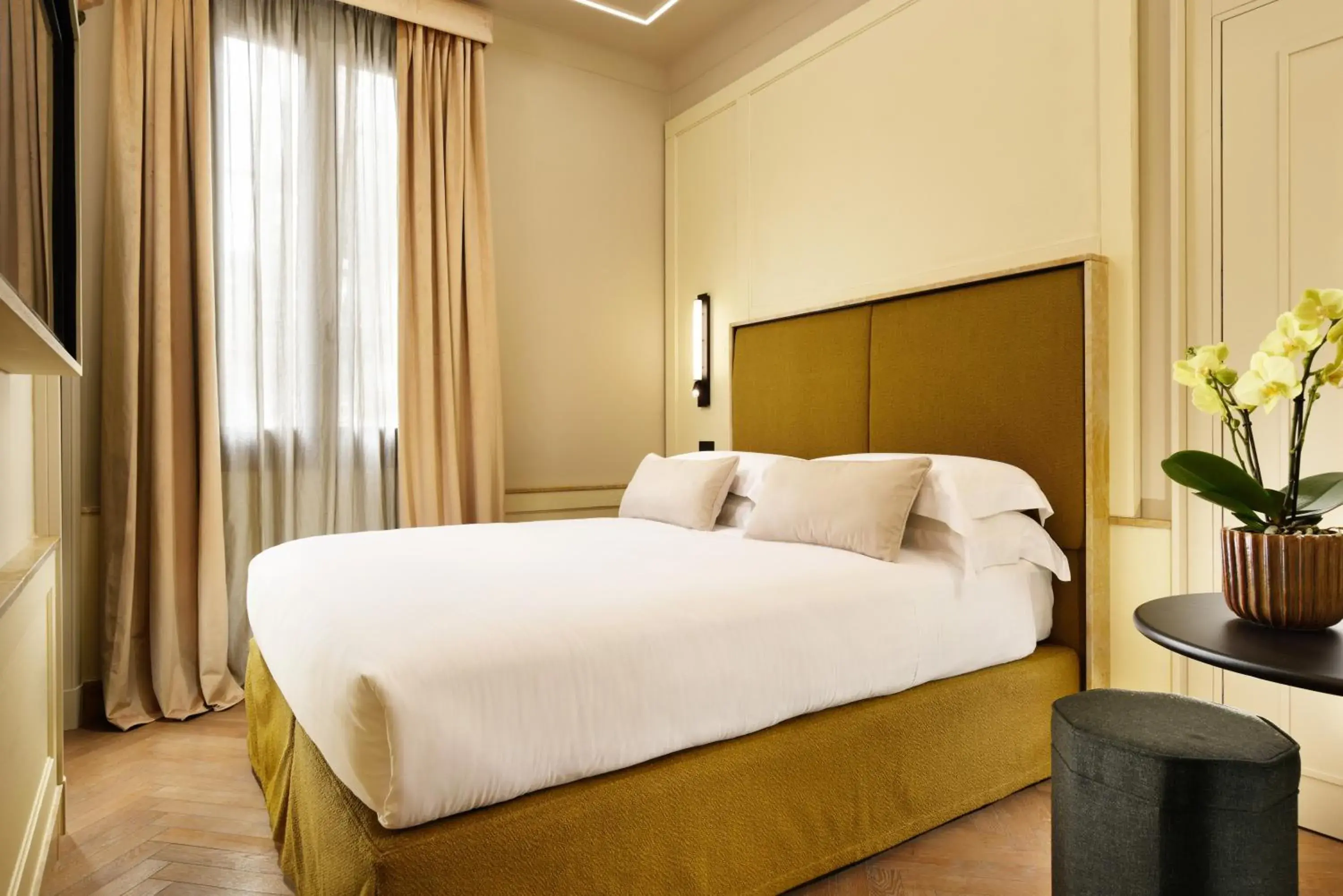 Photo of the whole room, Bed in Floren Hotel Photo of the whole room, Bed in Floren Hotel