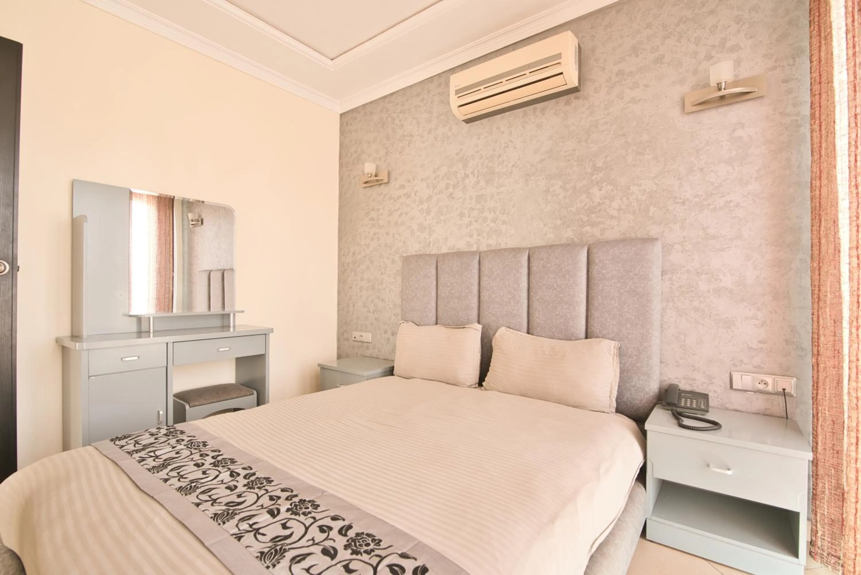 Bedroom, Bed in Appart Hôtel Founty Beach