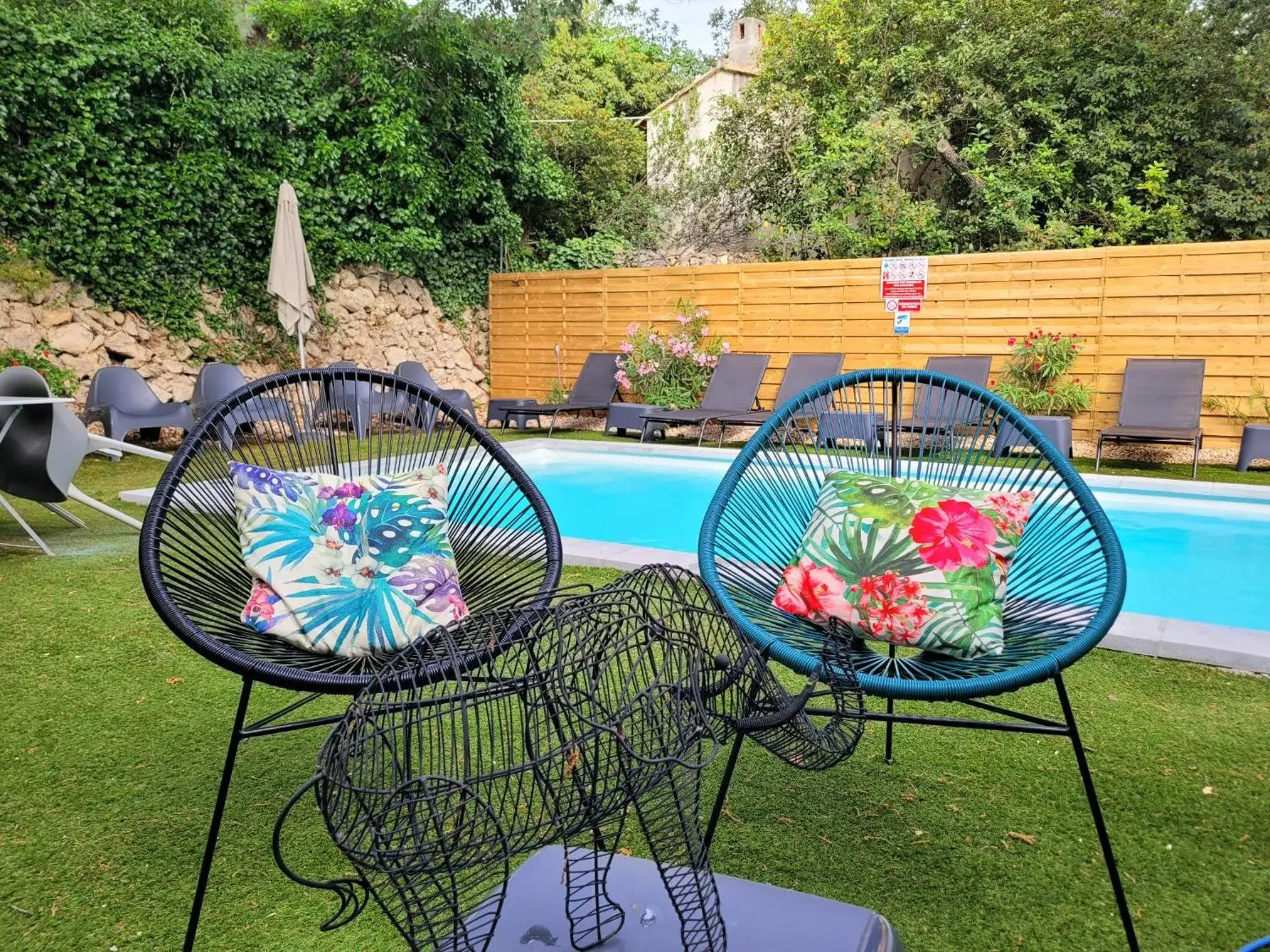 Swimming pool in The Originals City, Hôtel Côté Sud, Marseille Est Swimming pool in The Originals City, Hôtel Côté Sud, Marseille Est