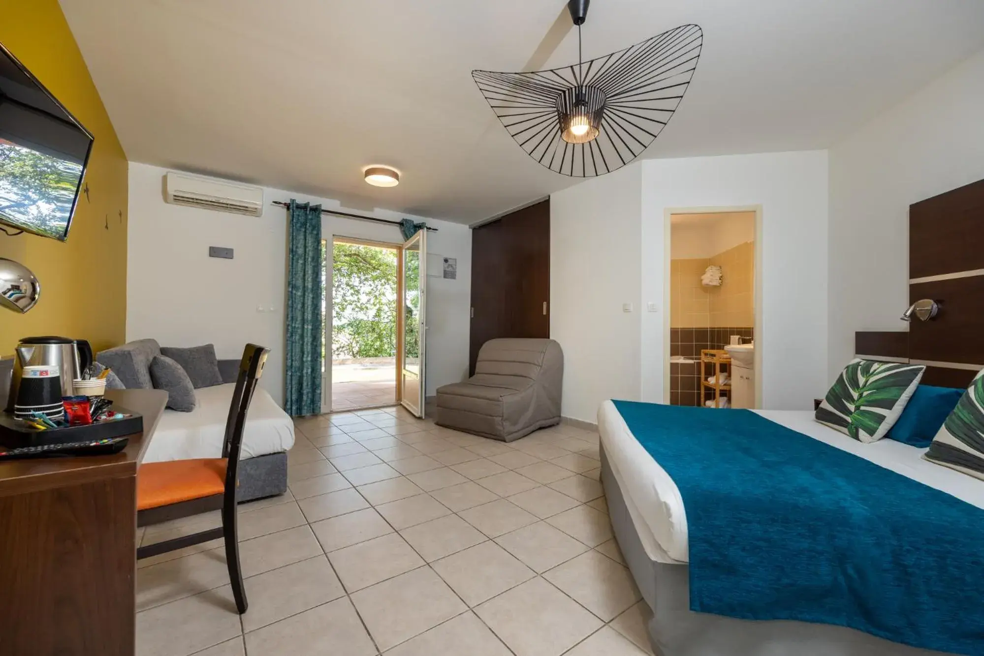 Photo of the whole room, Bed in The Originals City, Hôtel Côté Sud, Marseille Est Photo of the whole room, Bed in The Originals City, Hôtel Côté Sud, Marseille Est