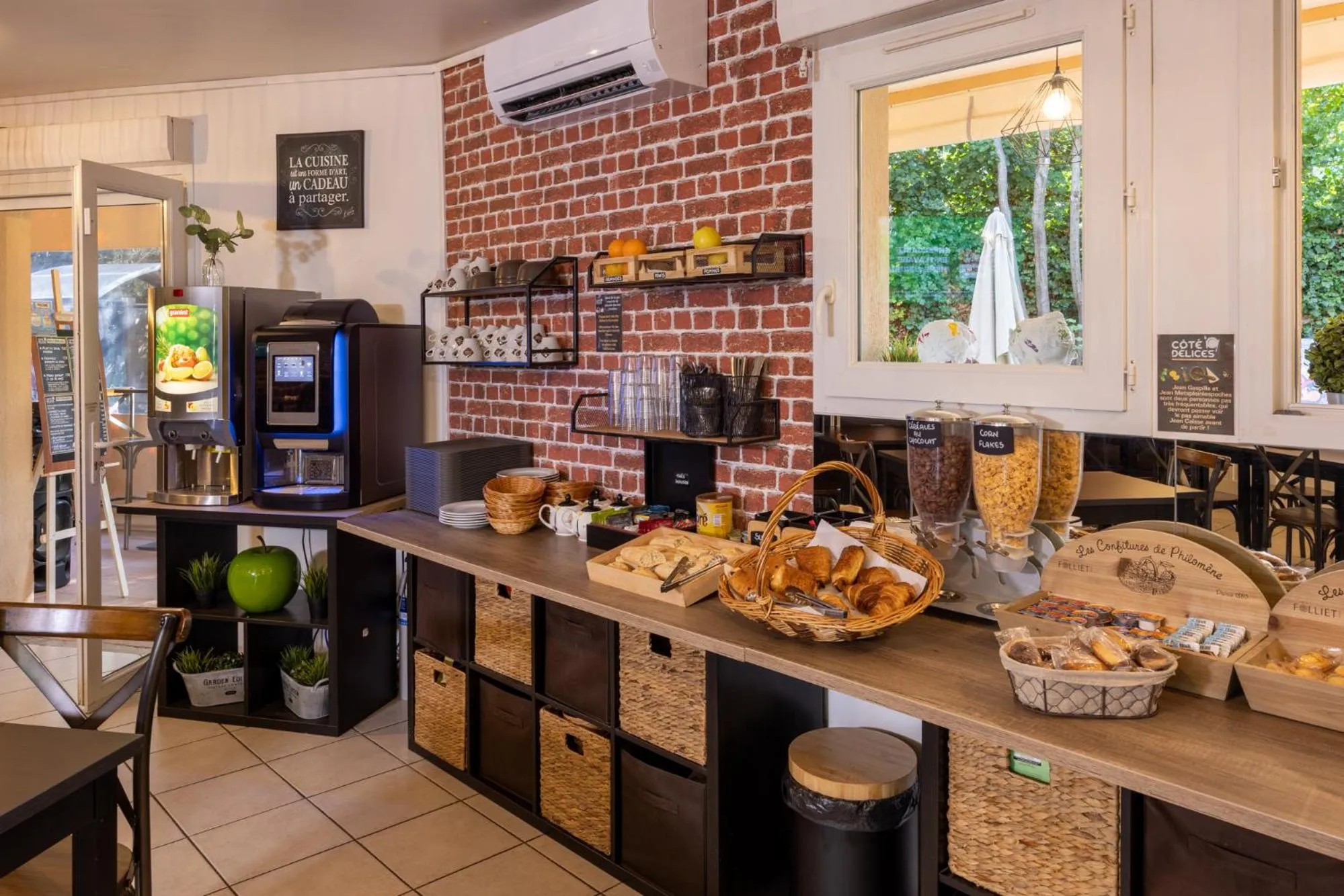 Buffet breakfast in The Originals City, Hôtel Côté Sud, Marseille Est