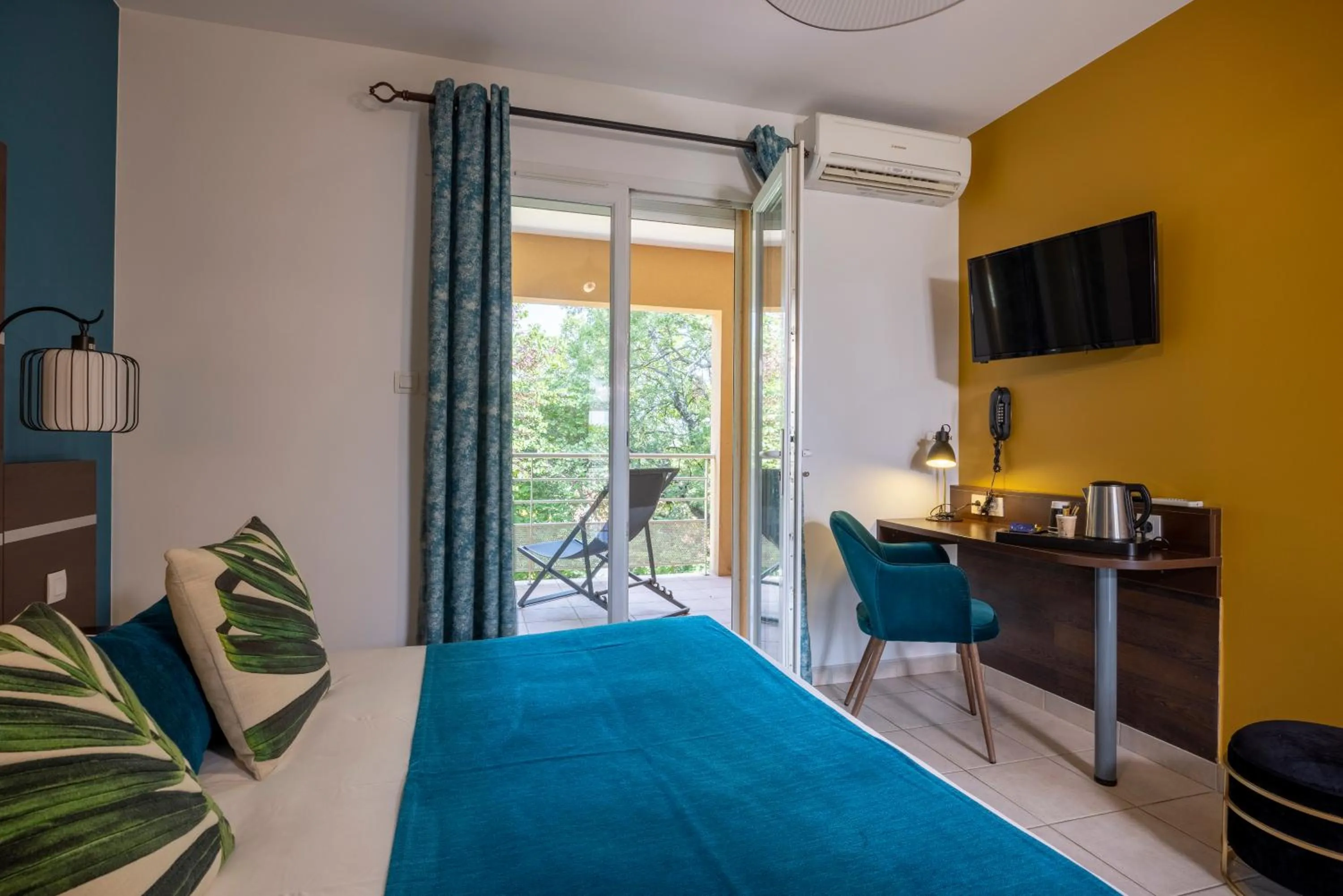 Photo of the whole room, Bed in The Originals City, Hôtel Côté Sud, Marseille Est