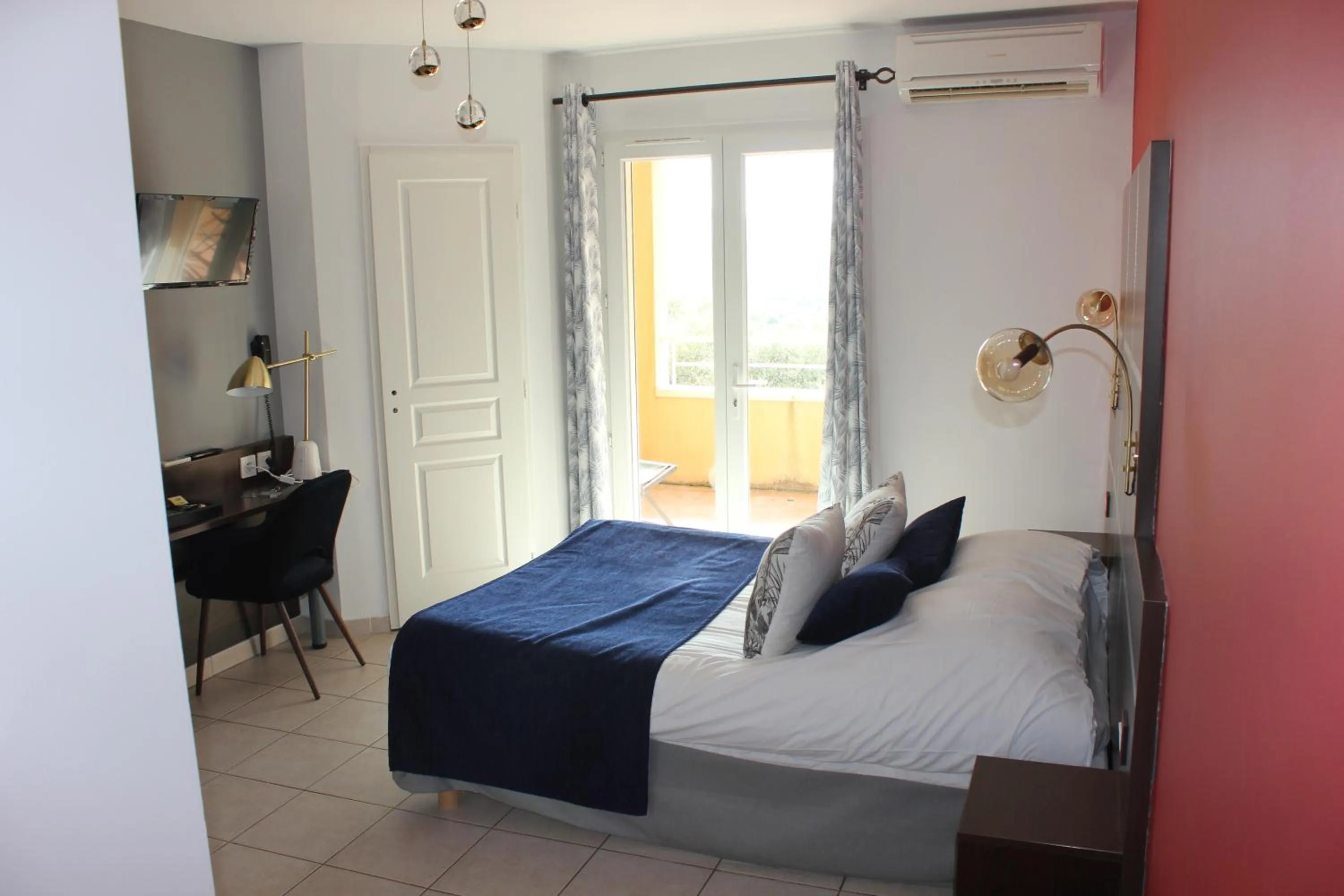 Photo of the whole room, Bed in The Originals City, Hôtel Côté Sud, Marseille Est