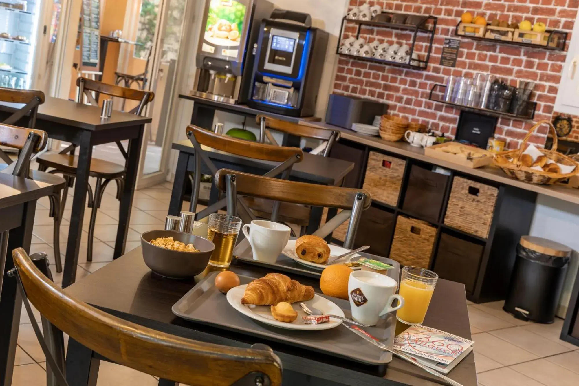 Breakfast in The Originals City, Hôtel Côté Sud, Marseille Est Breakfast in The Originals City, Hôtel Côté Sud, Marseille Est