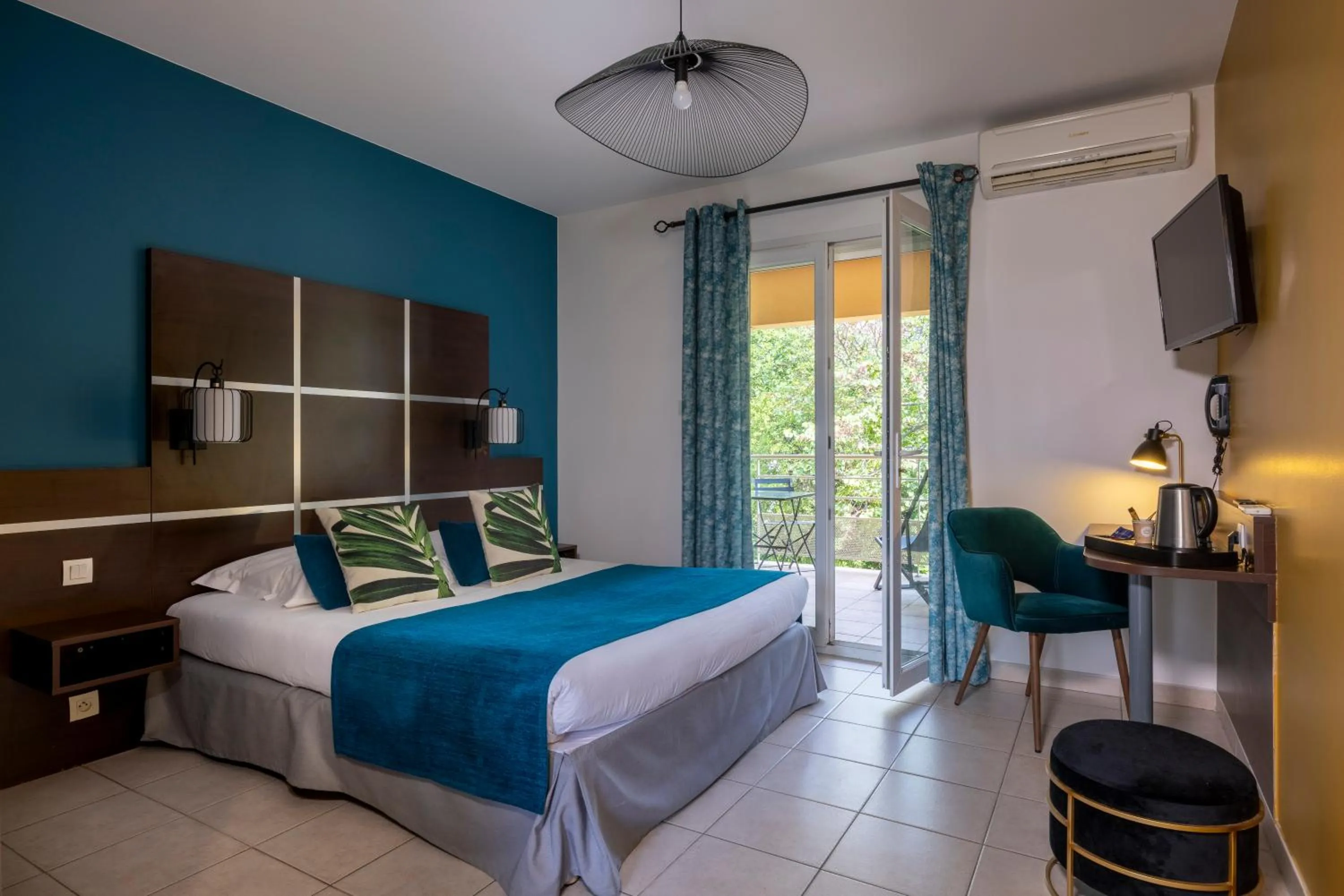 Photo of the whole room, Bed in The Originals City, Hôtel Côté Sud, Marseille Est