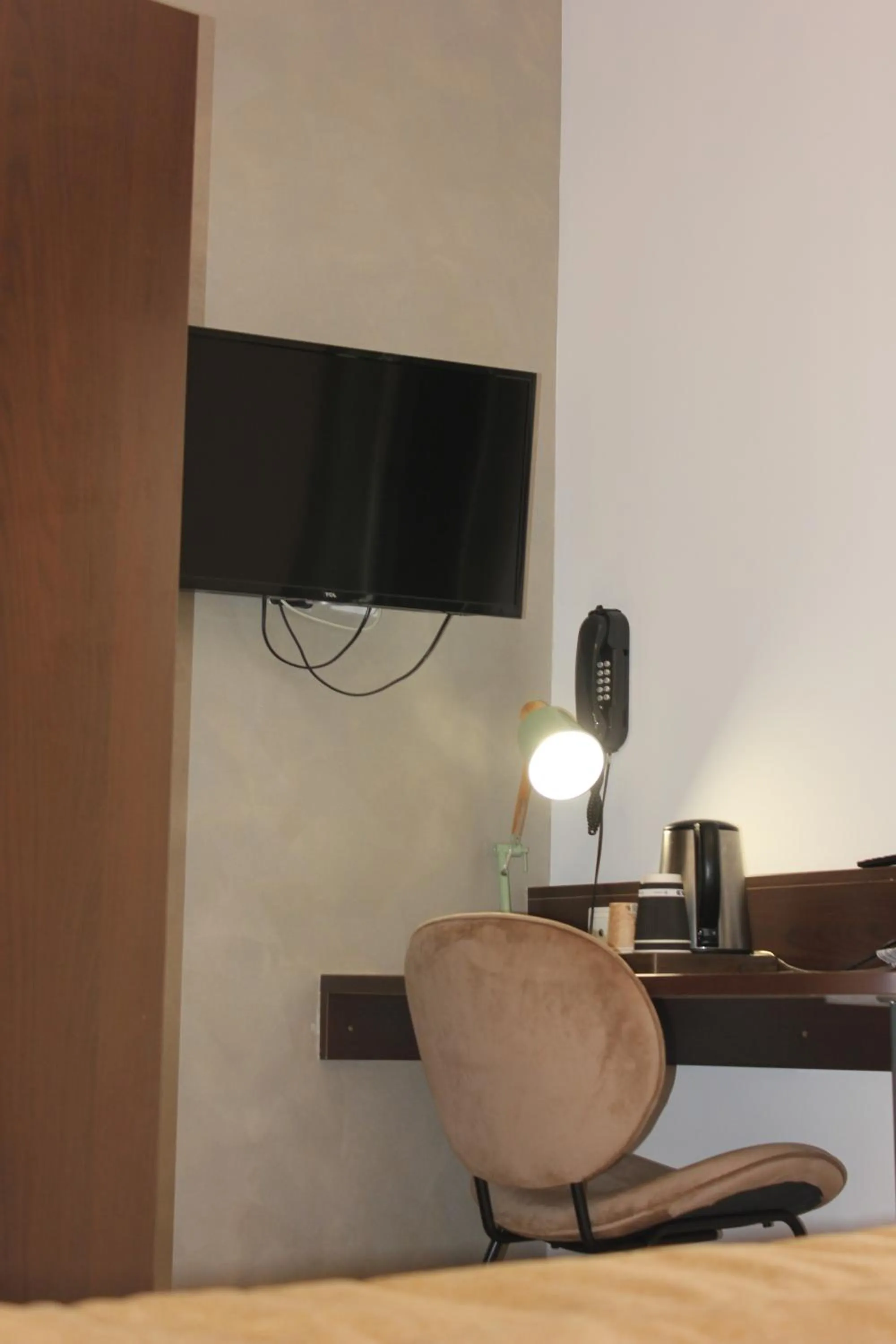 TV and multimedia in The Originals City, Hôtel Côté Sud, Marseille Est