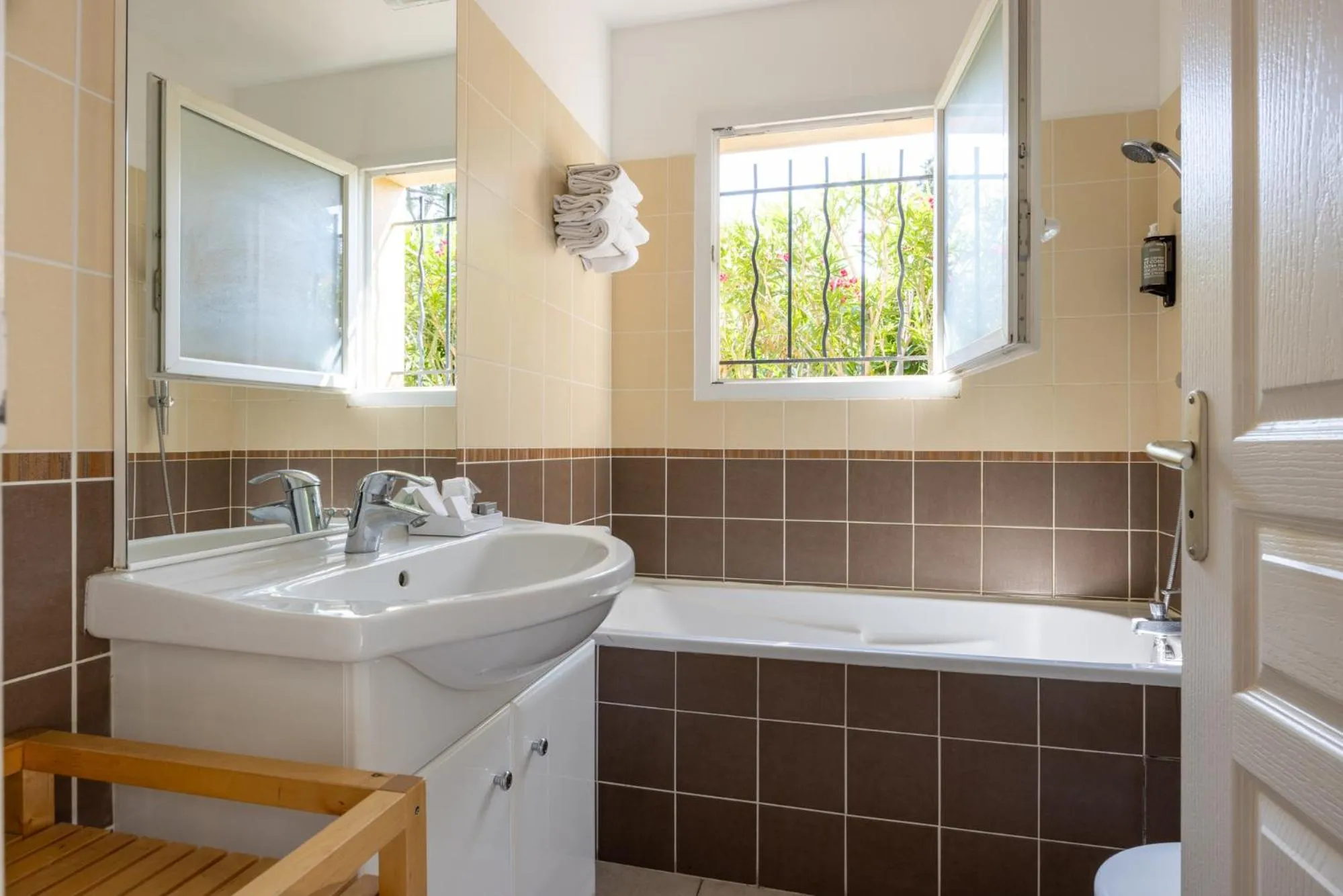 Bathroom in The Originals City, Hôtel Côté Sud, Marseille Est