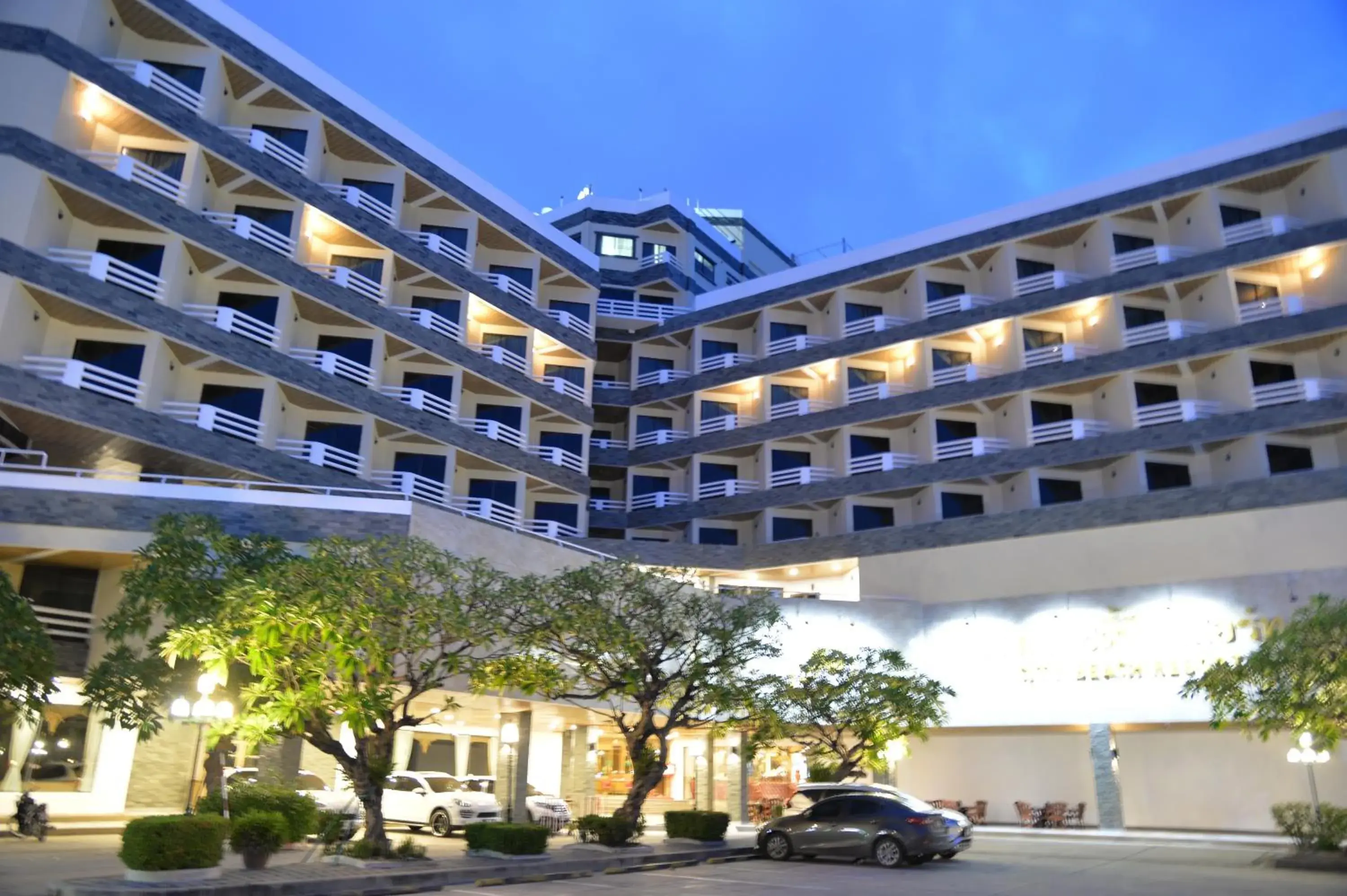 Property building in City Beach Resort Property building in City Beach Resort