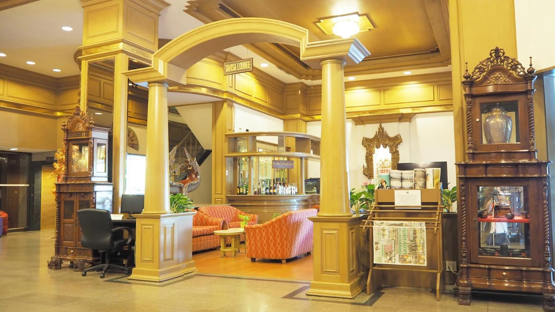 Lounge or bar in City Beach Resort