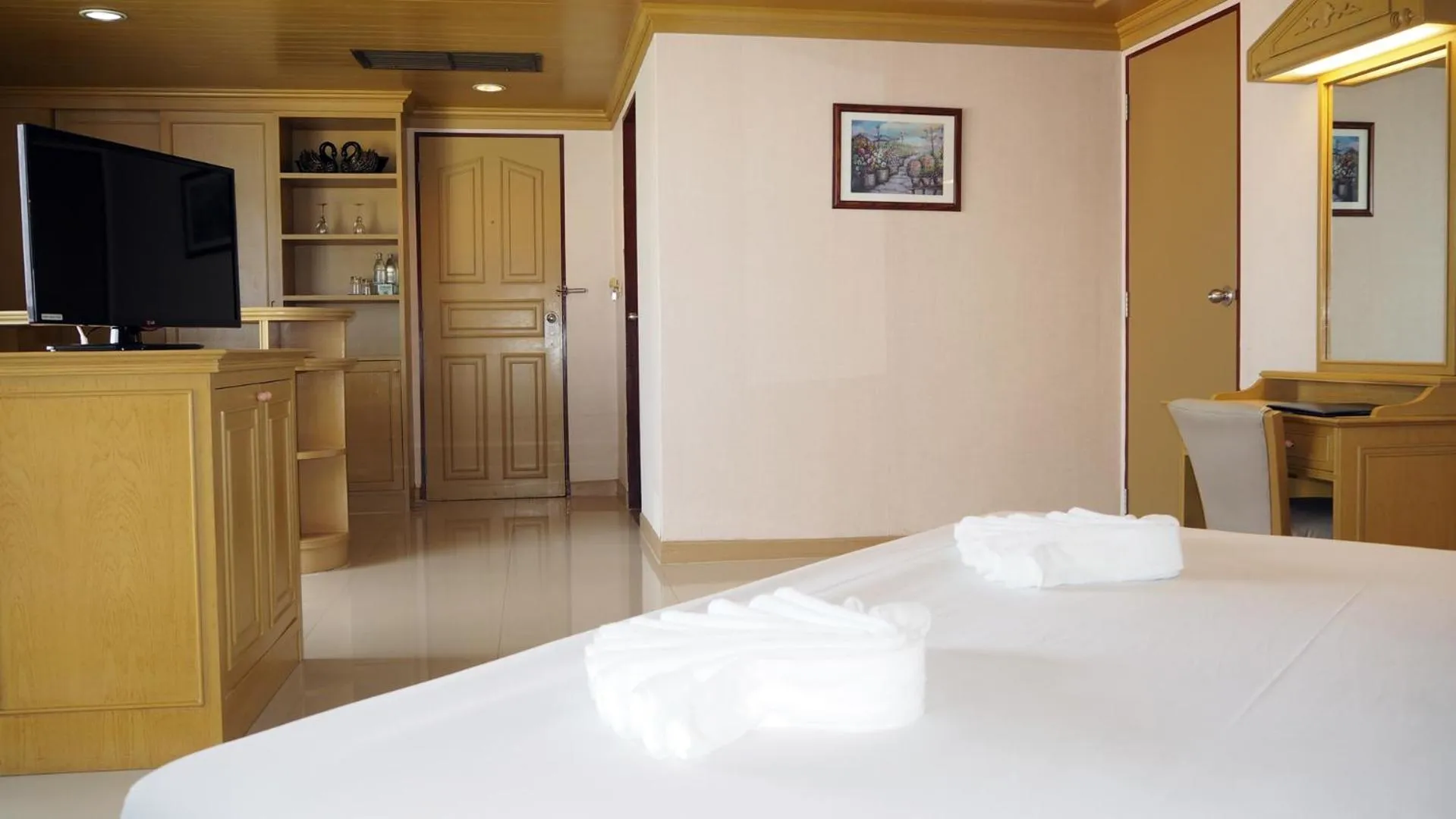 Photo of the whole room, Bed in City Beach Resort