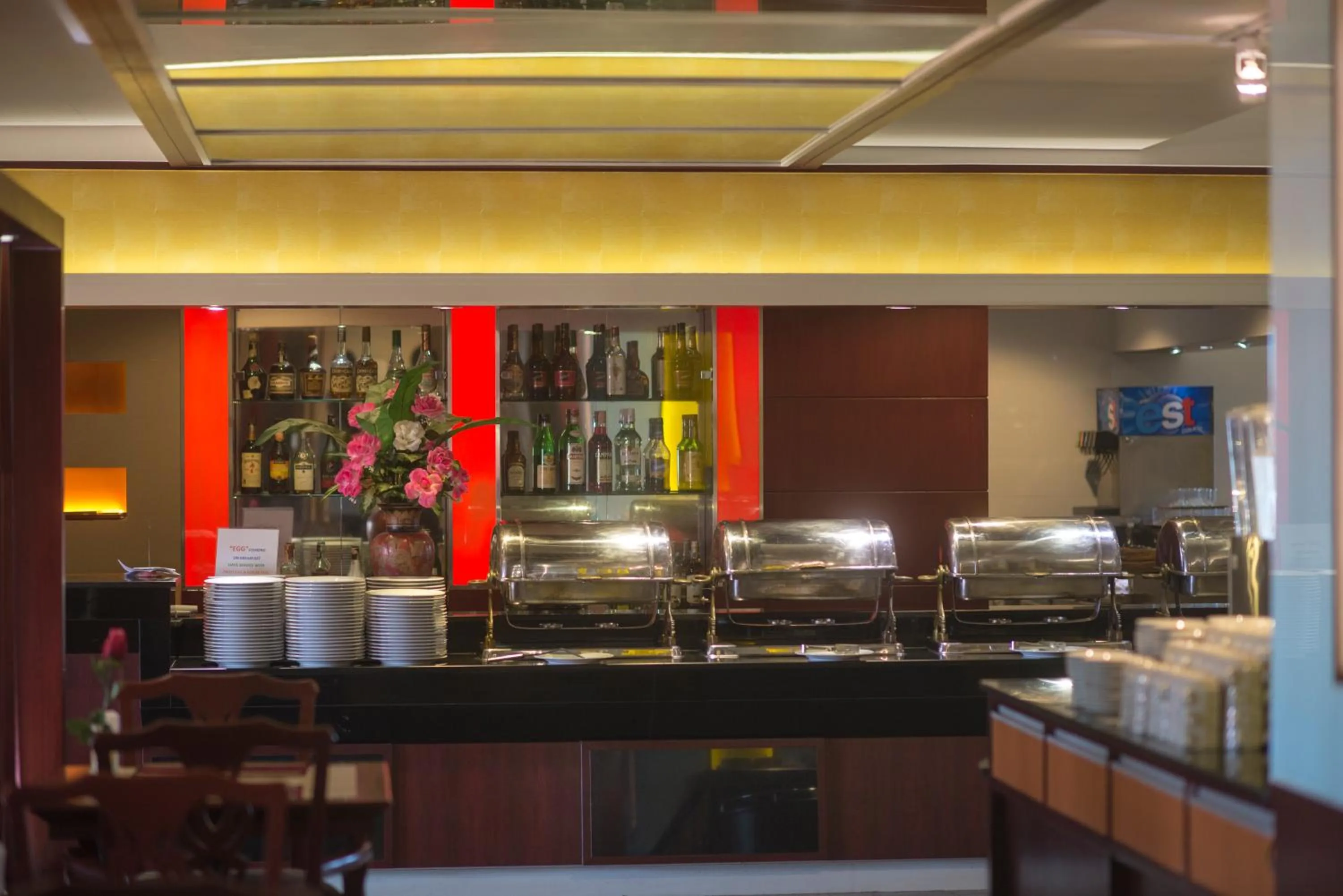 Lounge or bar in City Beach Resort