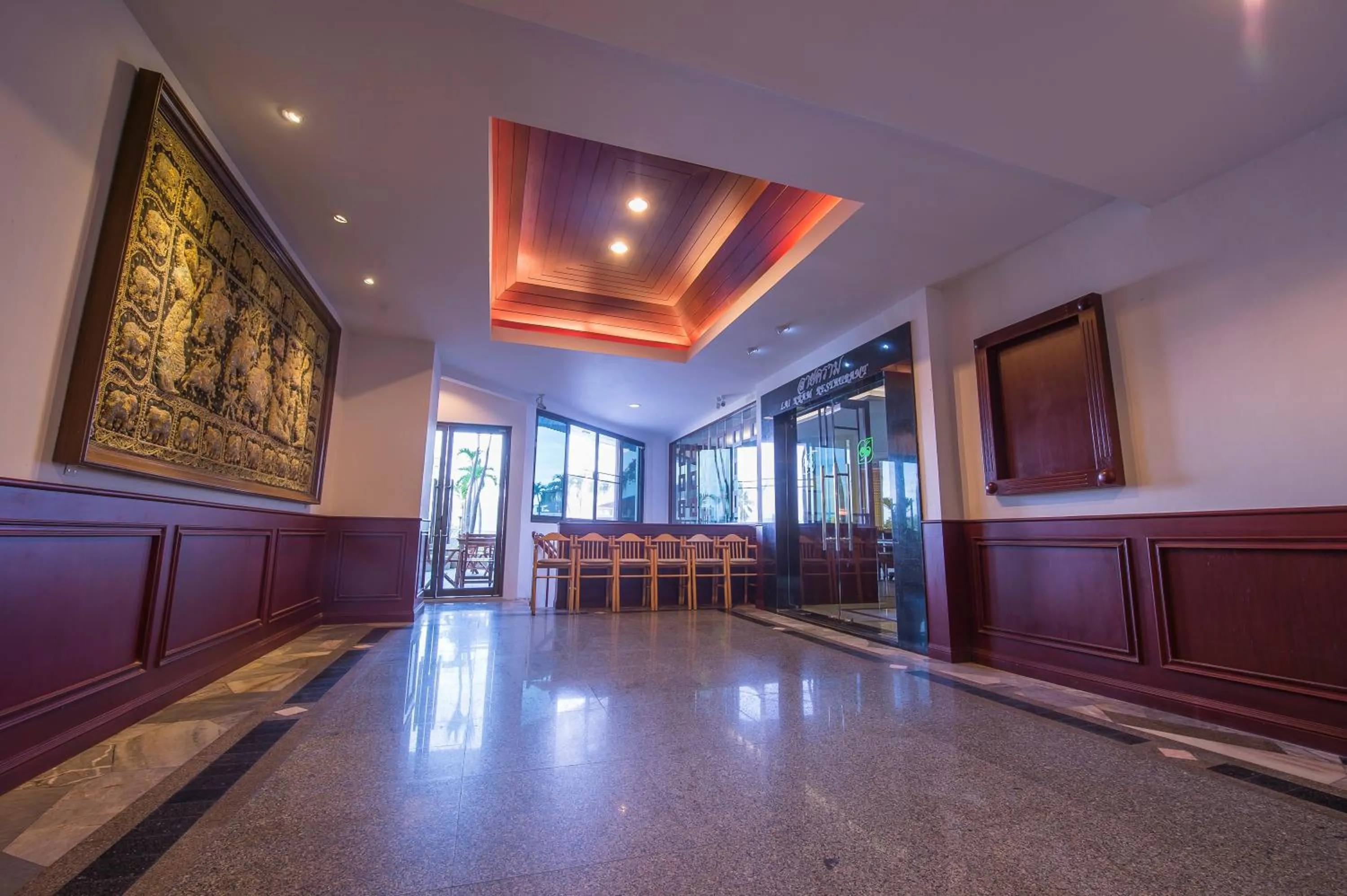 Restaurant/places to eat in City Beach Resort