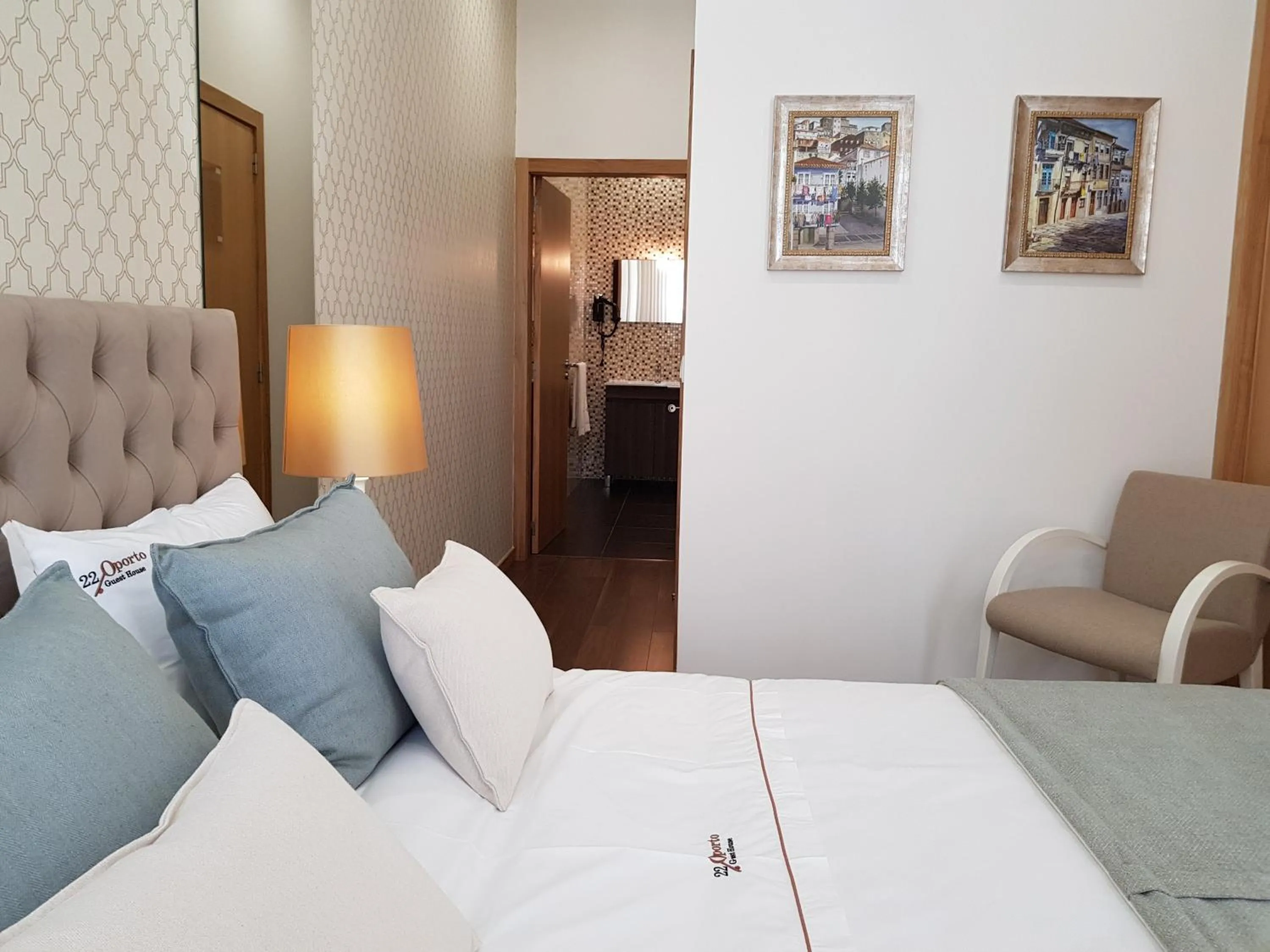 Photo of the whole room, Bed in 22 Oporto Guesthouse