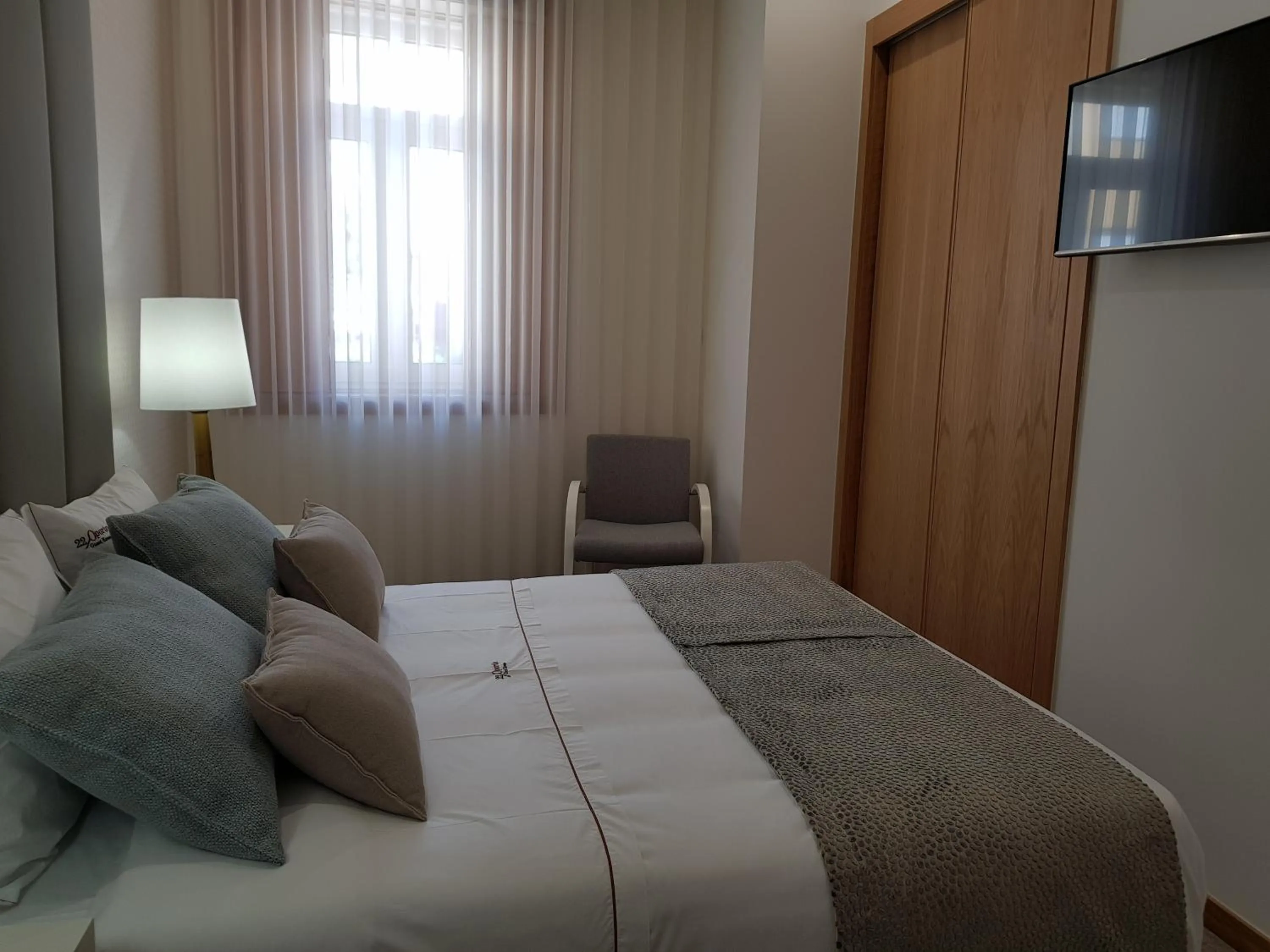 Photo of the whole room, Bed in 22 Oporto Guesthouse