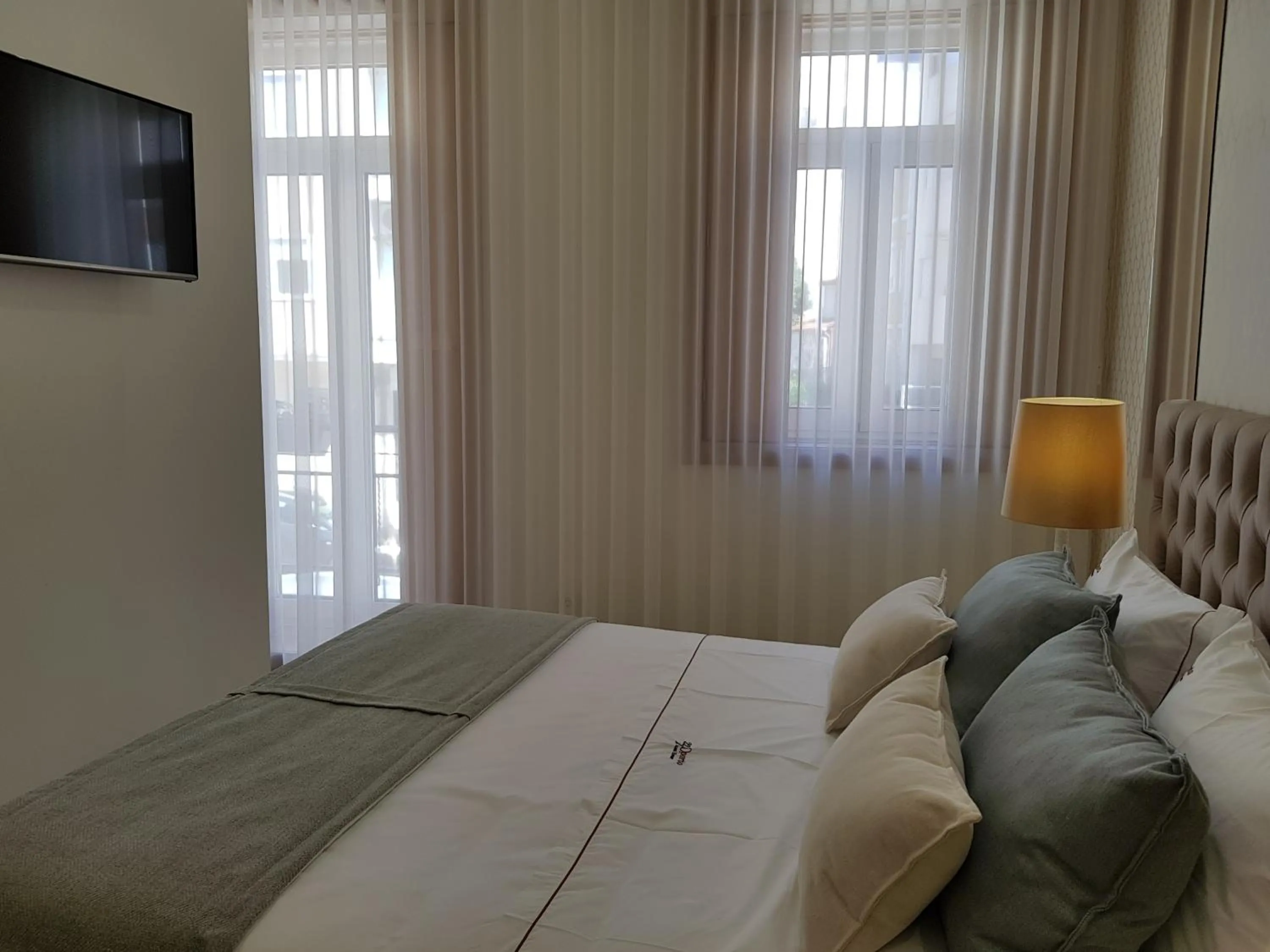 Photo of the whole room, Bed in 22 Oporto Guesthouse