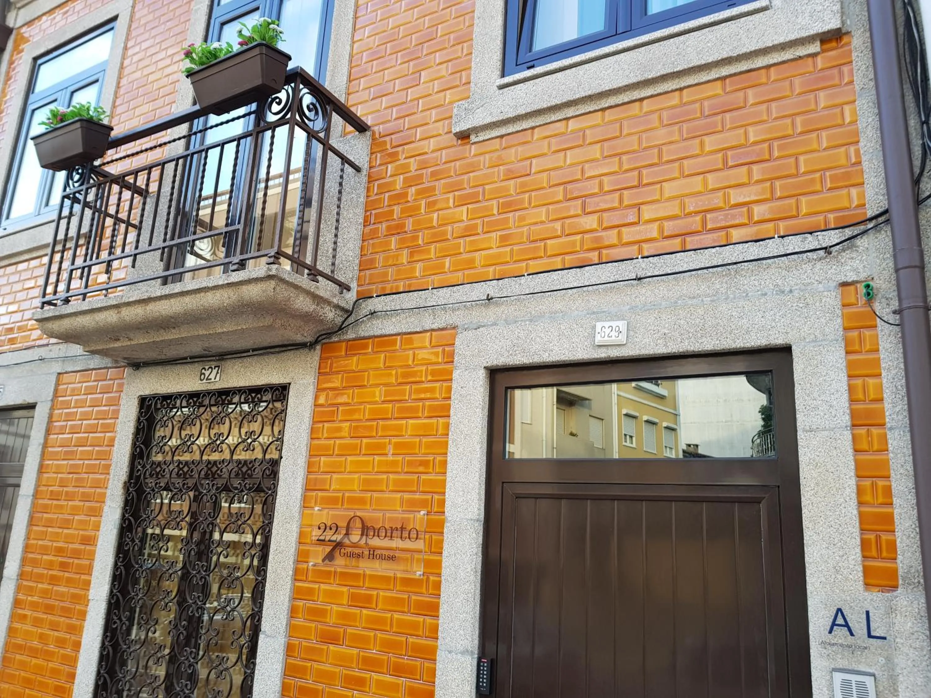 Property building in 22 Oporto Guesthouse