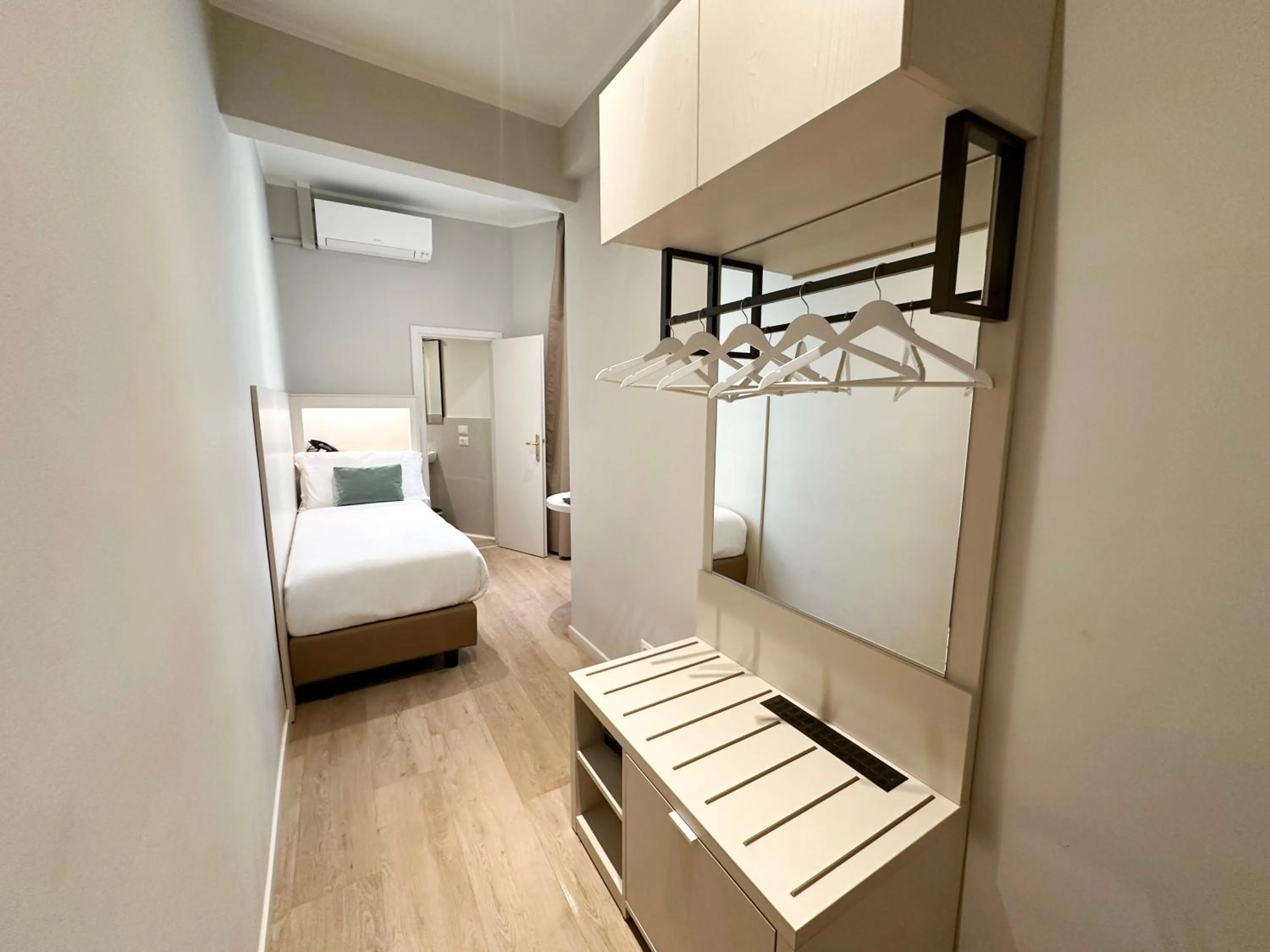 Photo of the whole room, Bed in Hotel Giappone