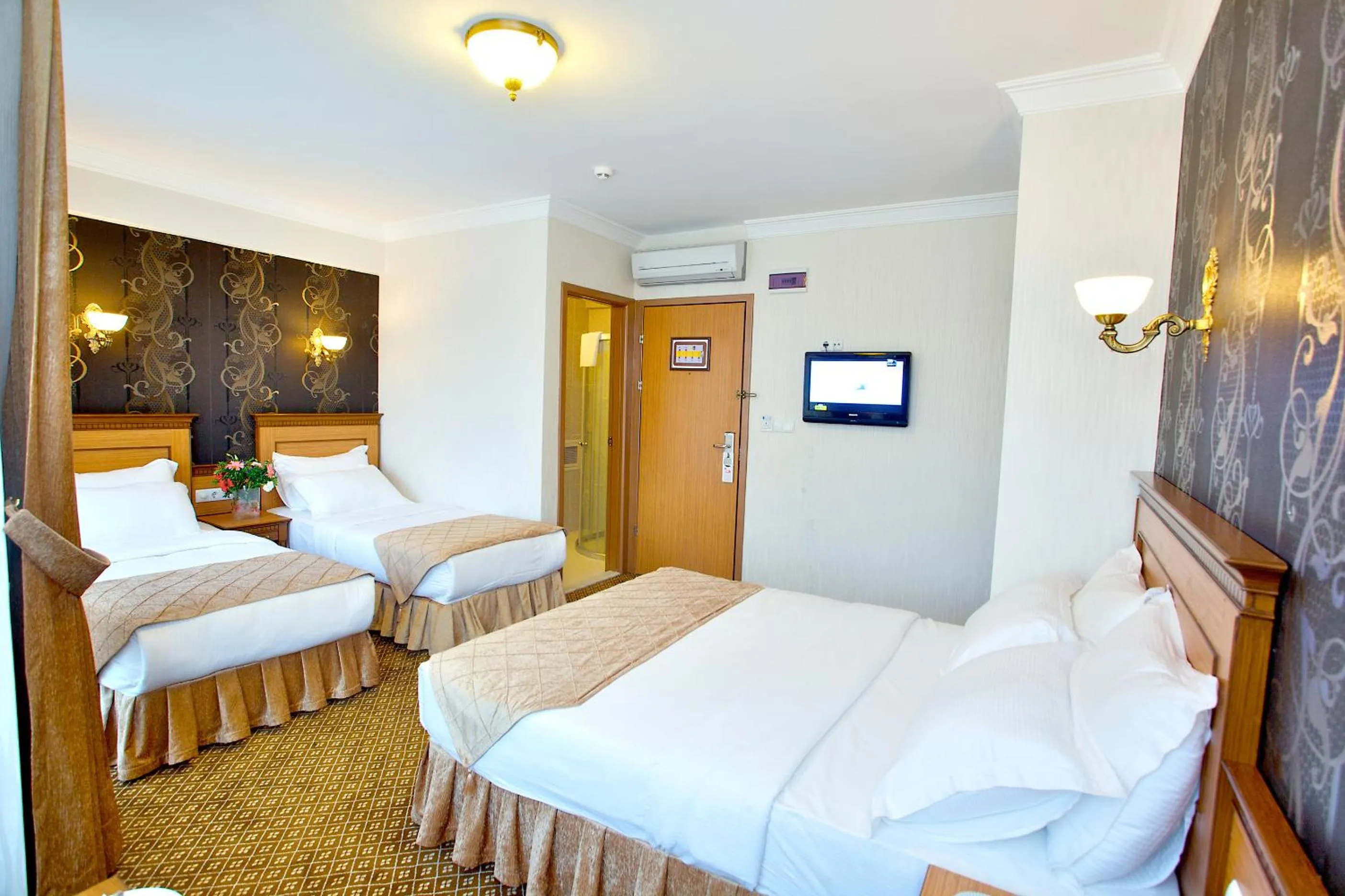 Photo of the whole room, Bed in Grand Unal Hotel