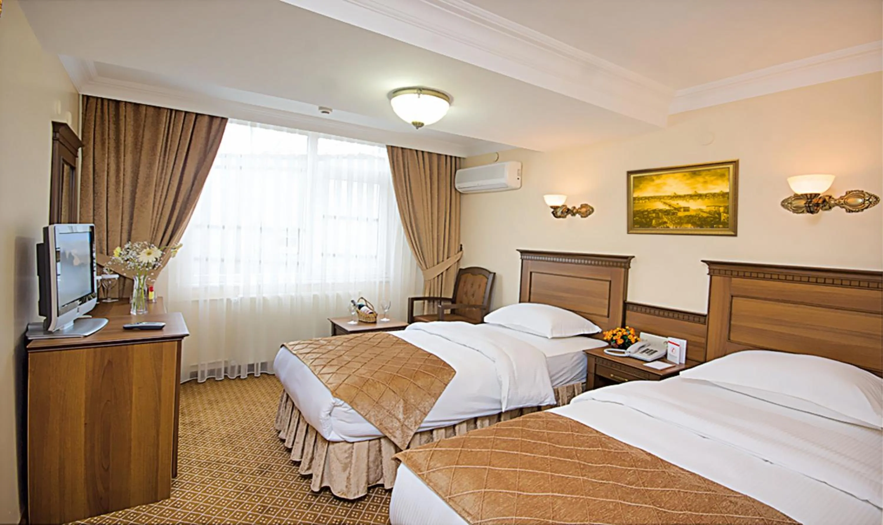 Photo of the whole room, Bed in Grand Unal Hotel