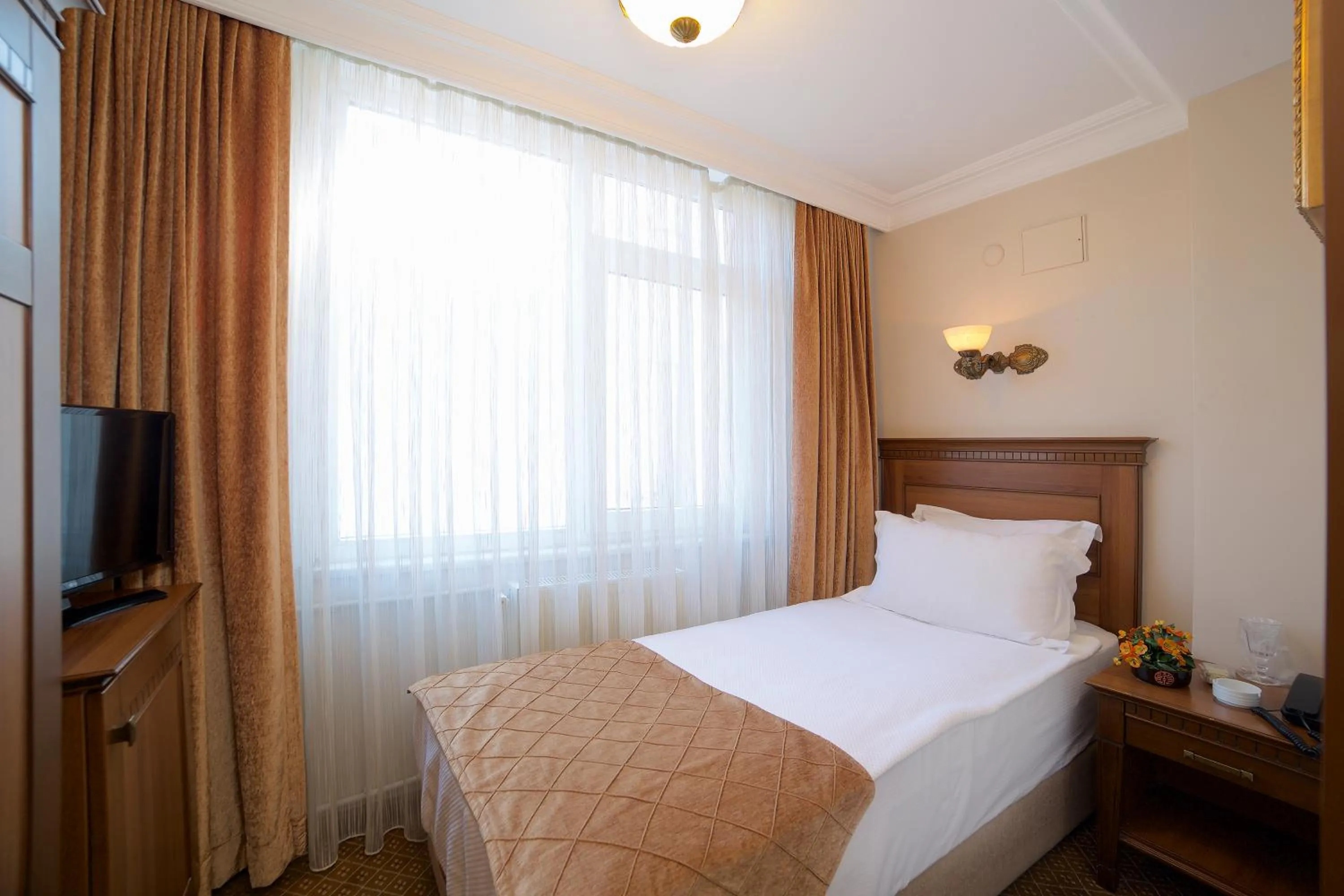 Photo of the whole room, Bed in Grand Unal Hotel