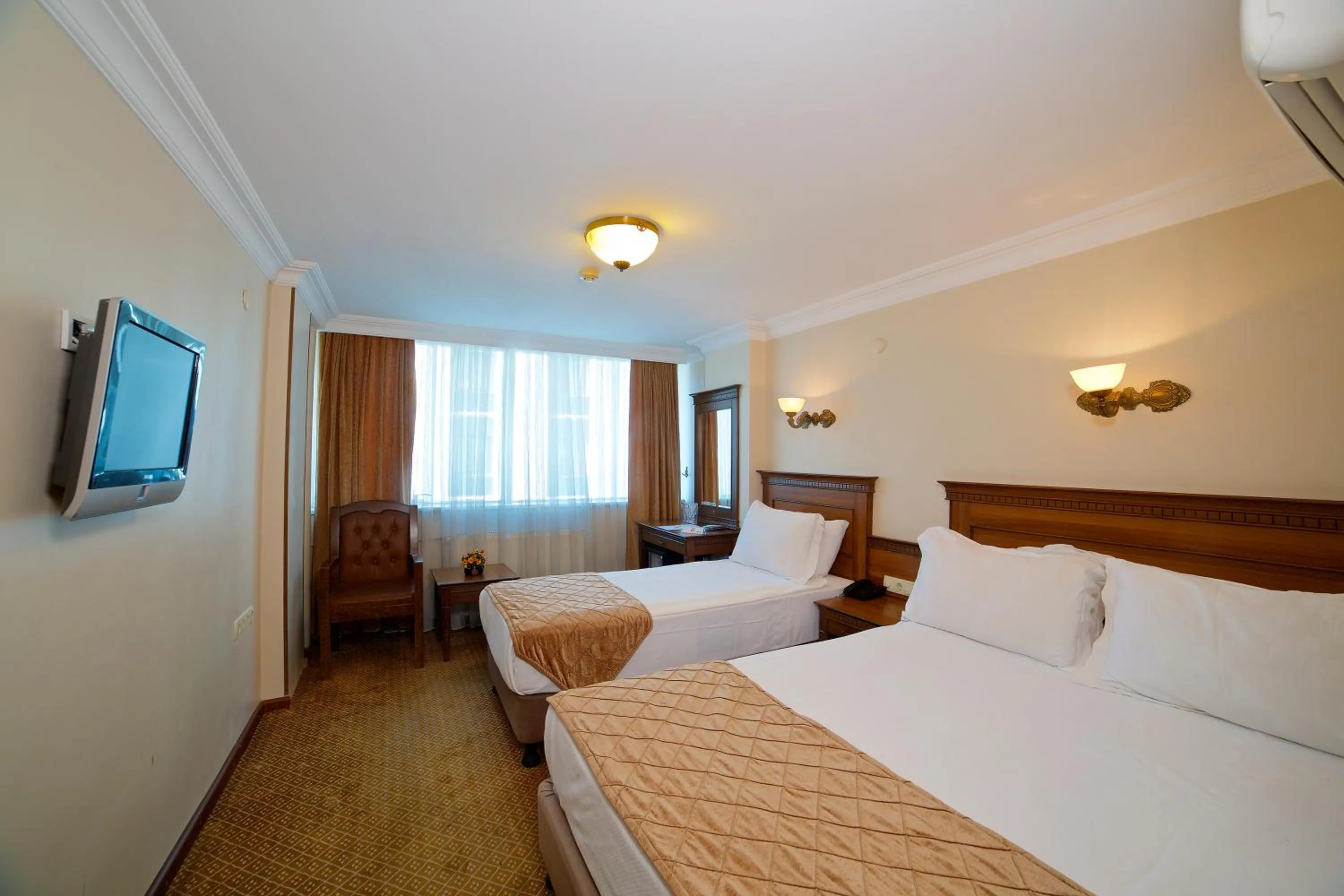 Photo of the whole room, Bed in Grand Unal Hotel