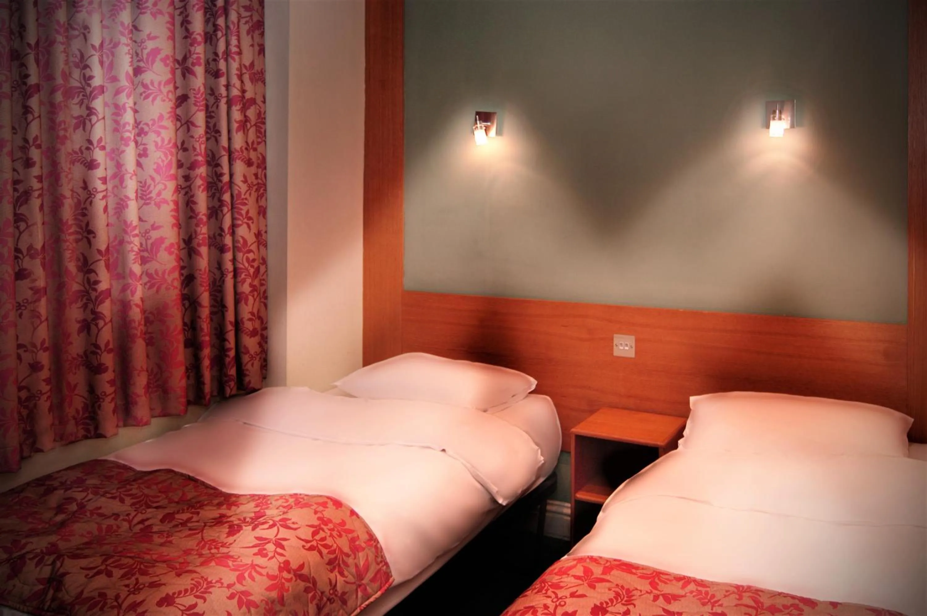 Bedroom, Bed in Westbury Hotel