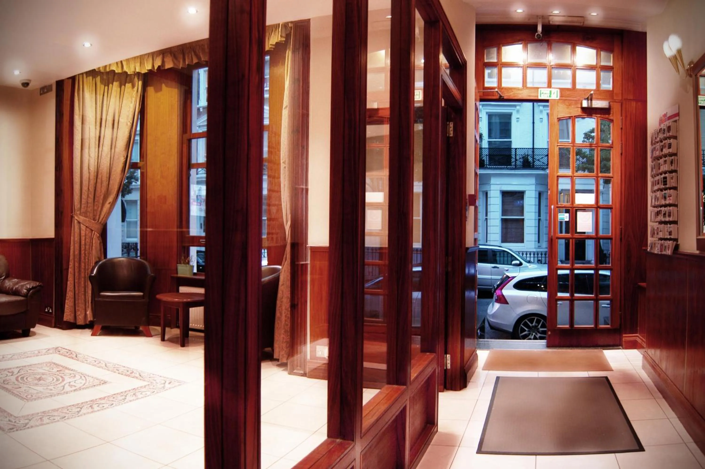 Facade/entrance, Bed in Westbury Hotel