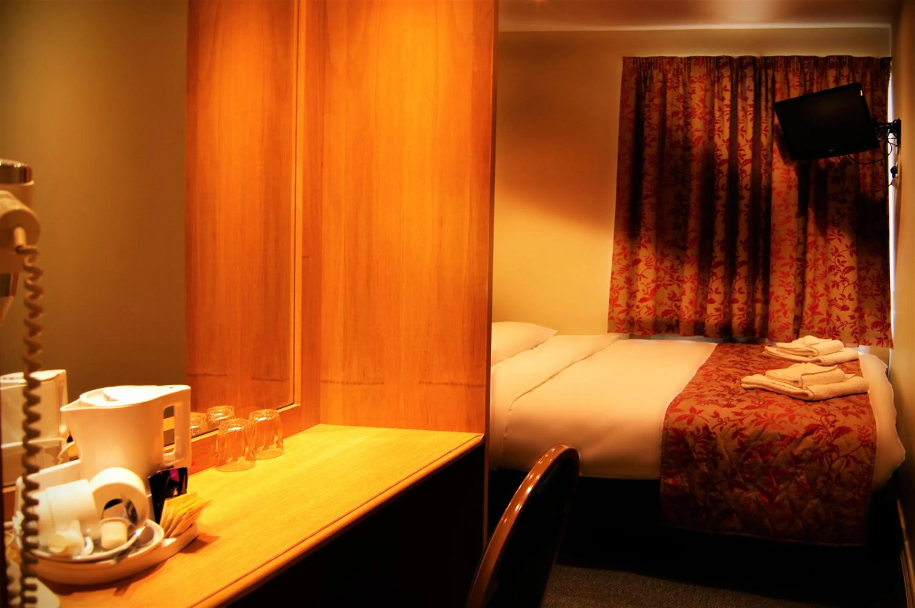 Photo of the whole room, Bed in Westbury Hotel