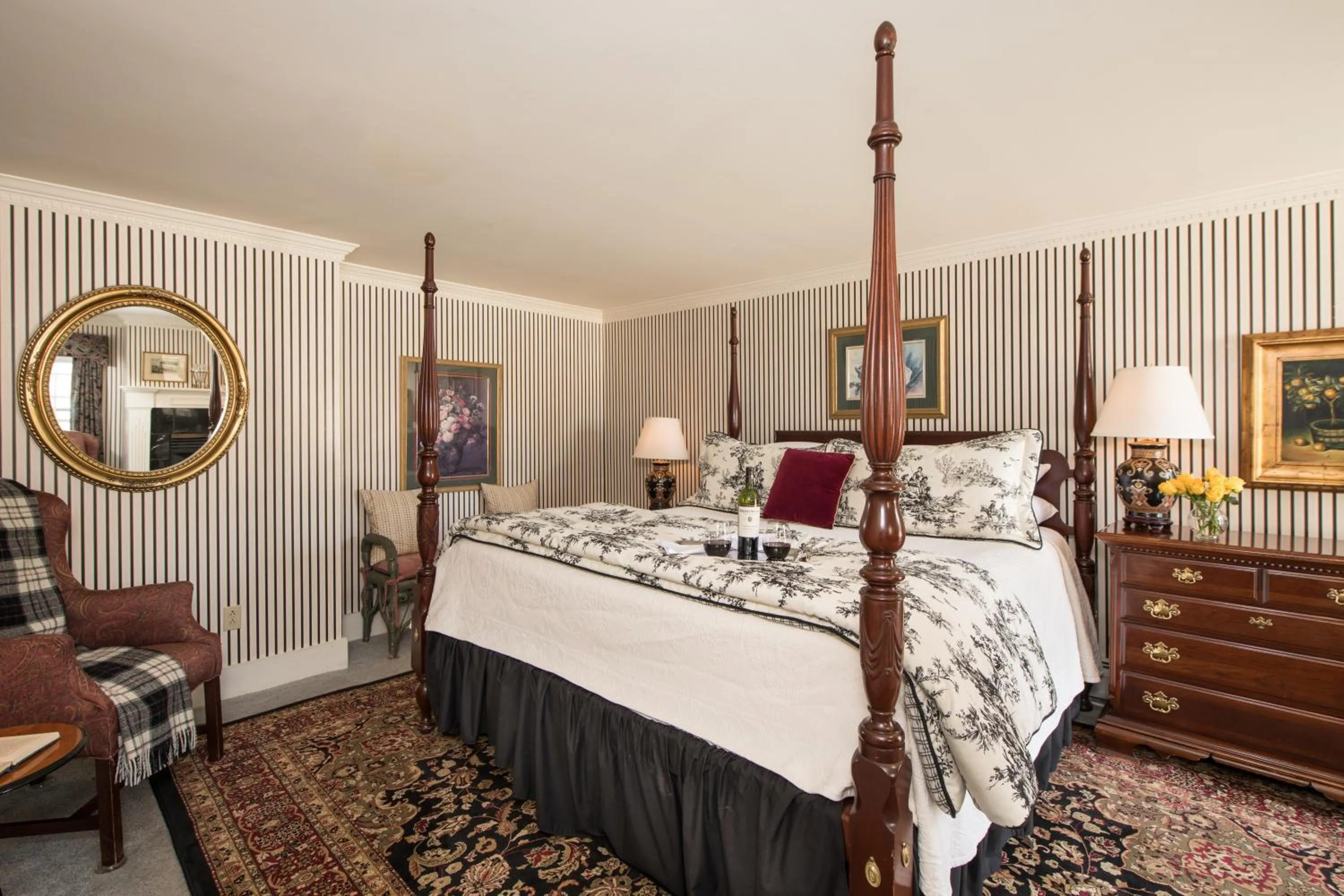 Bed in The INN at Ormsby Hill