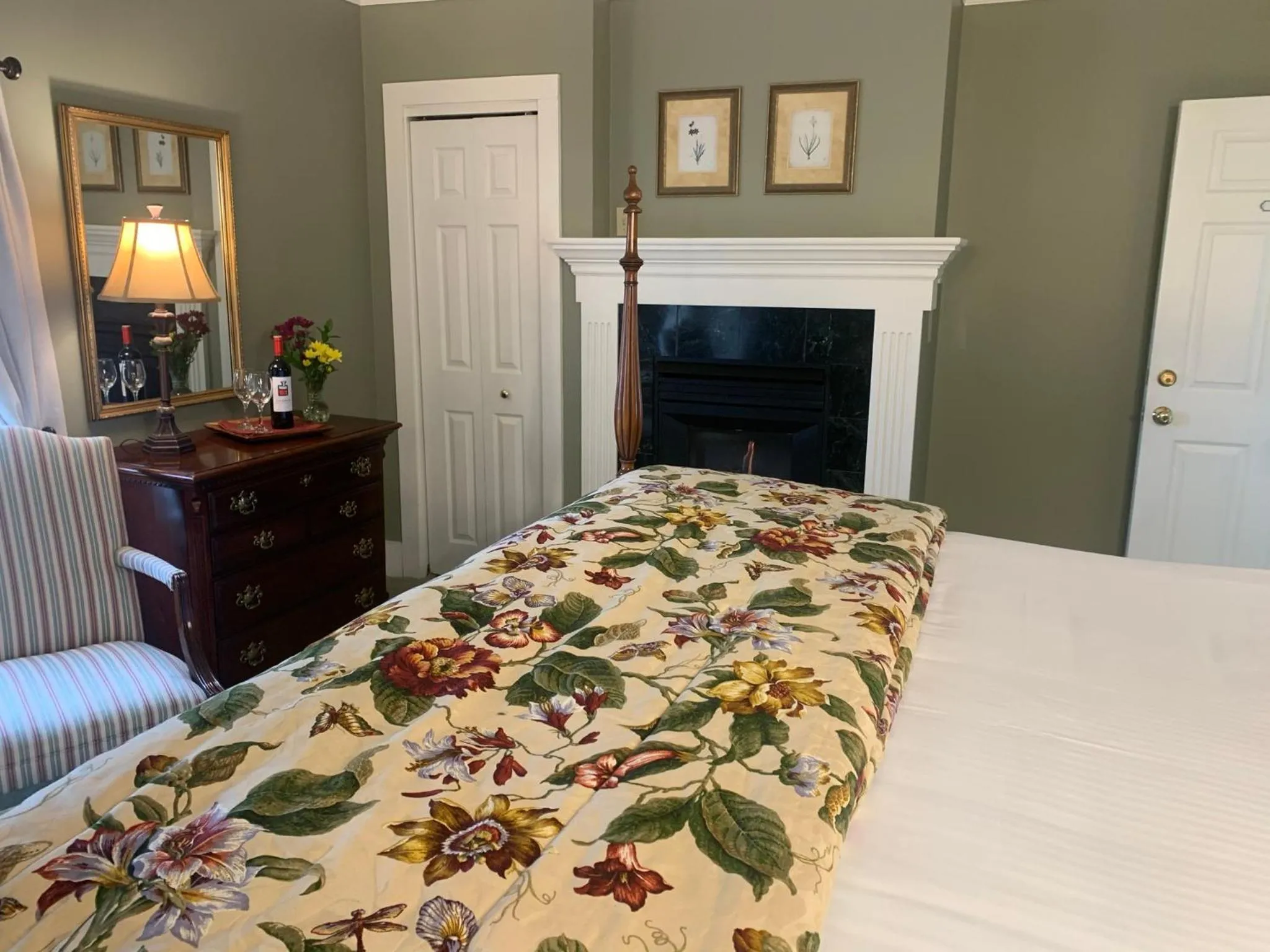 Bed in The INN at Ormsby Hill