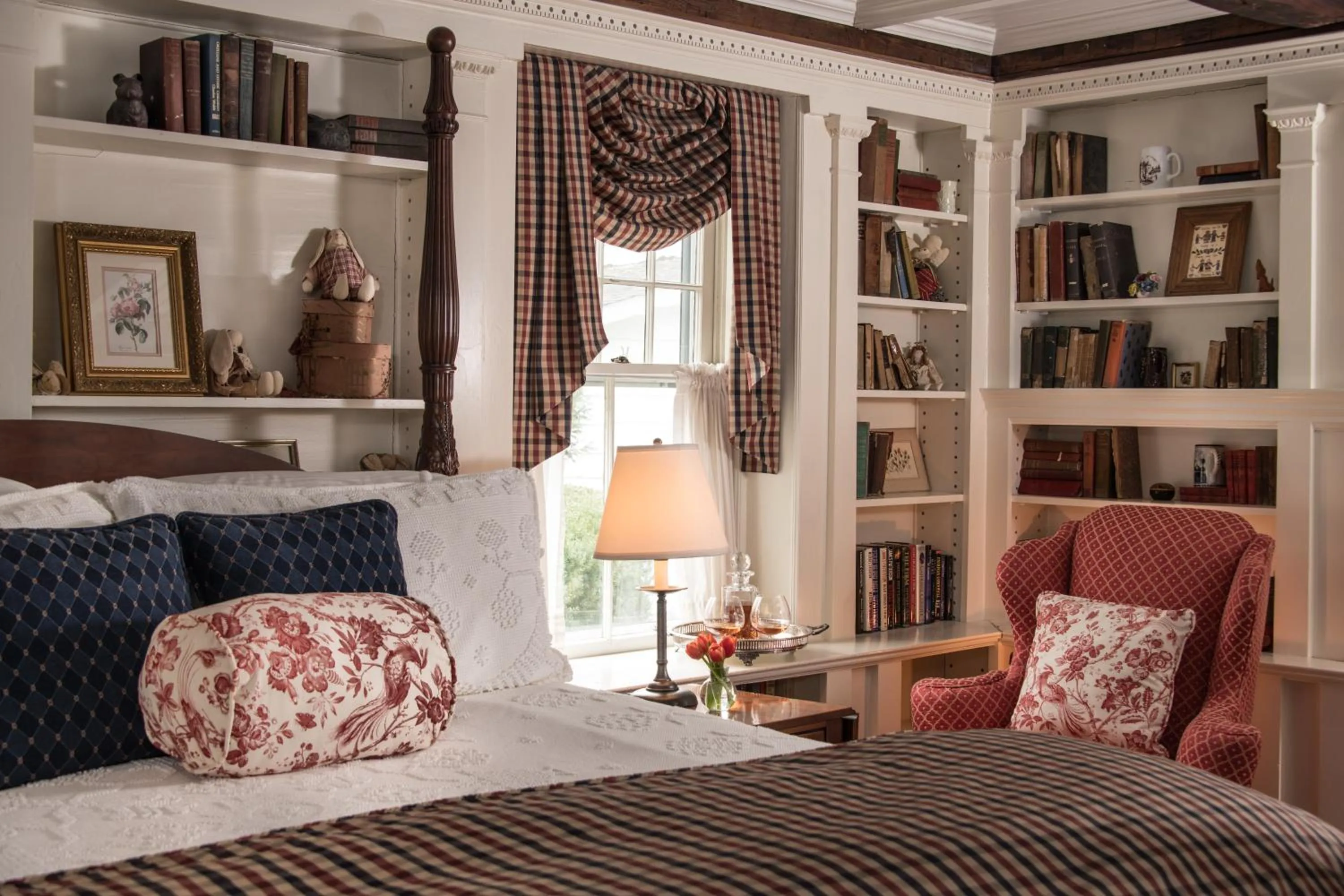 Bed in The INN at Ormsby Hill