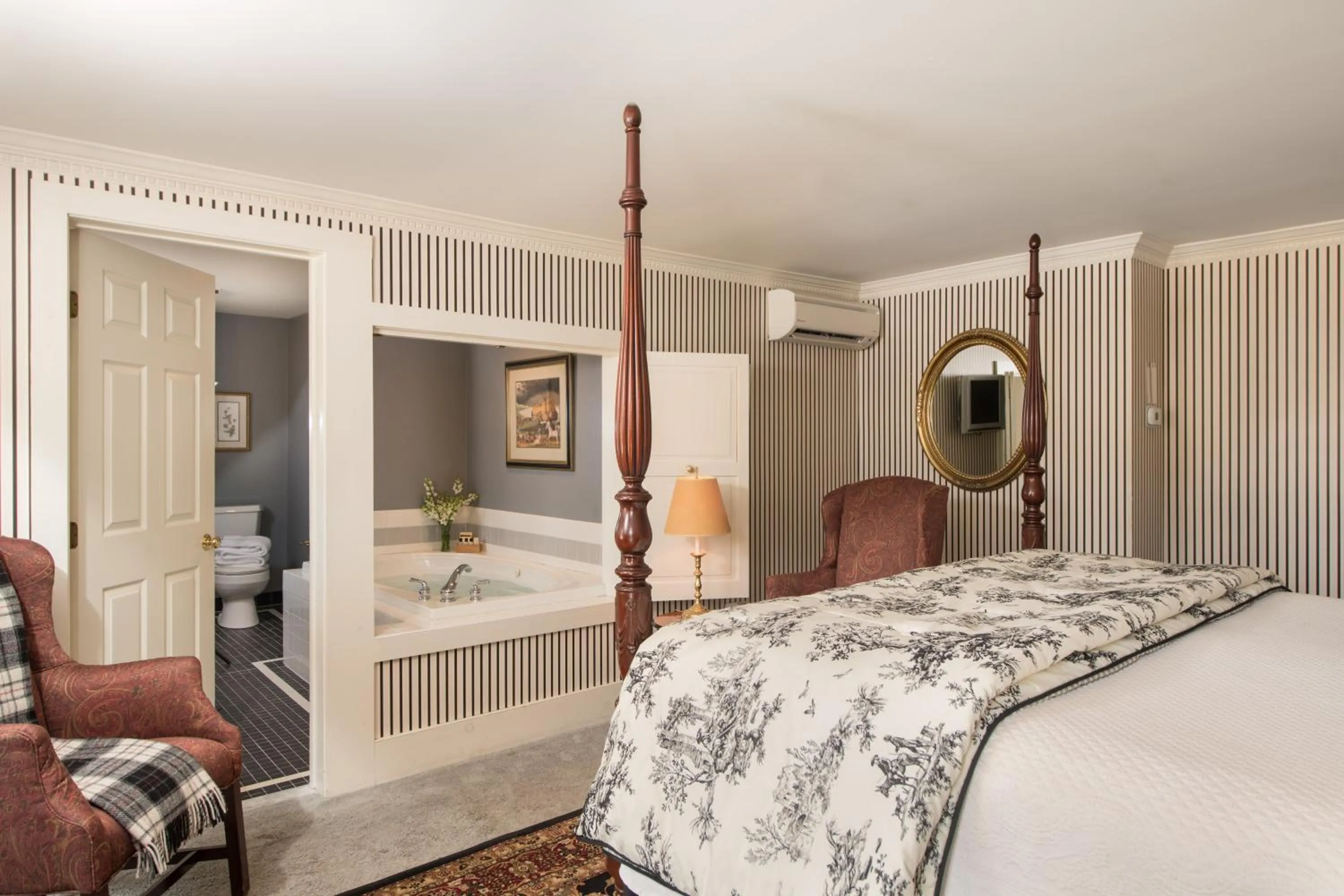 Bed in The INN at Ormsby Hill