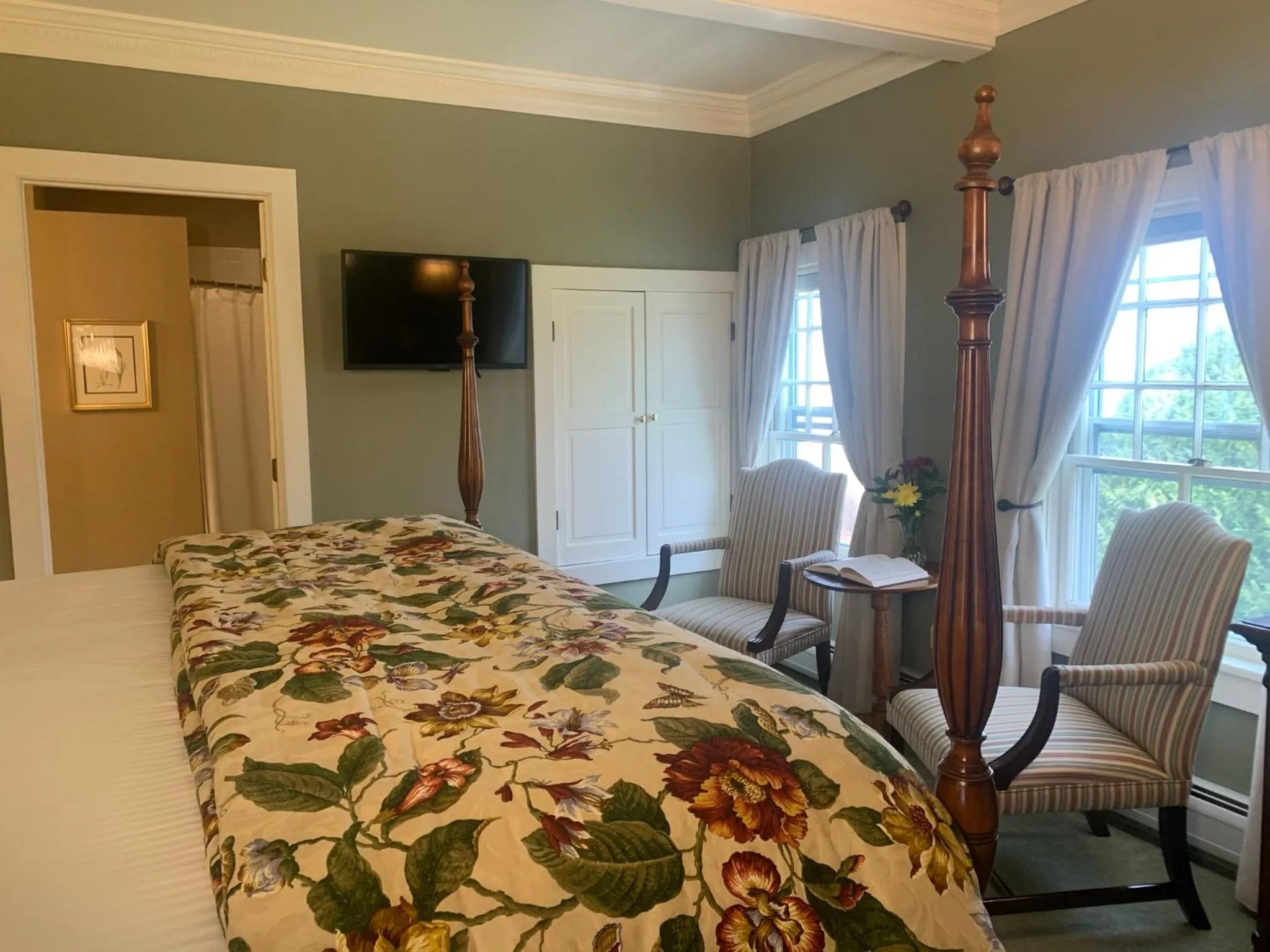 Bed in The INN at Ormsby Hill