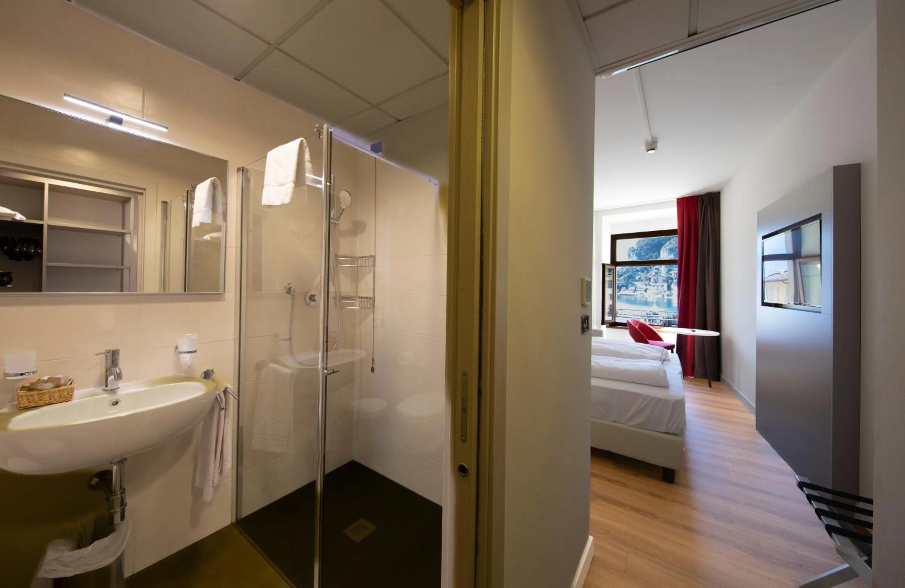 Bathroom, Bed in Hotel Centrale