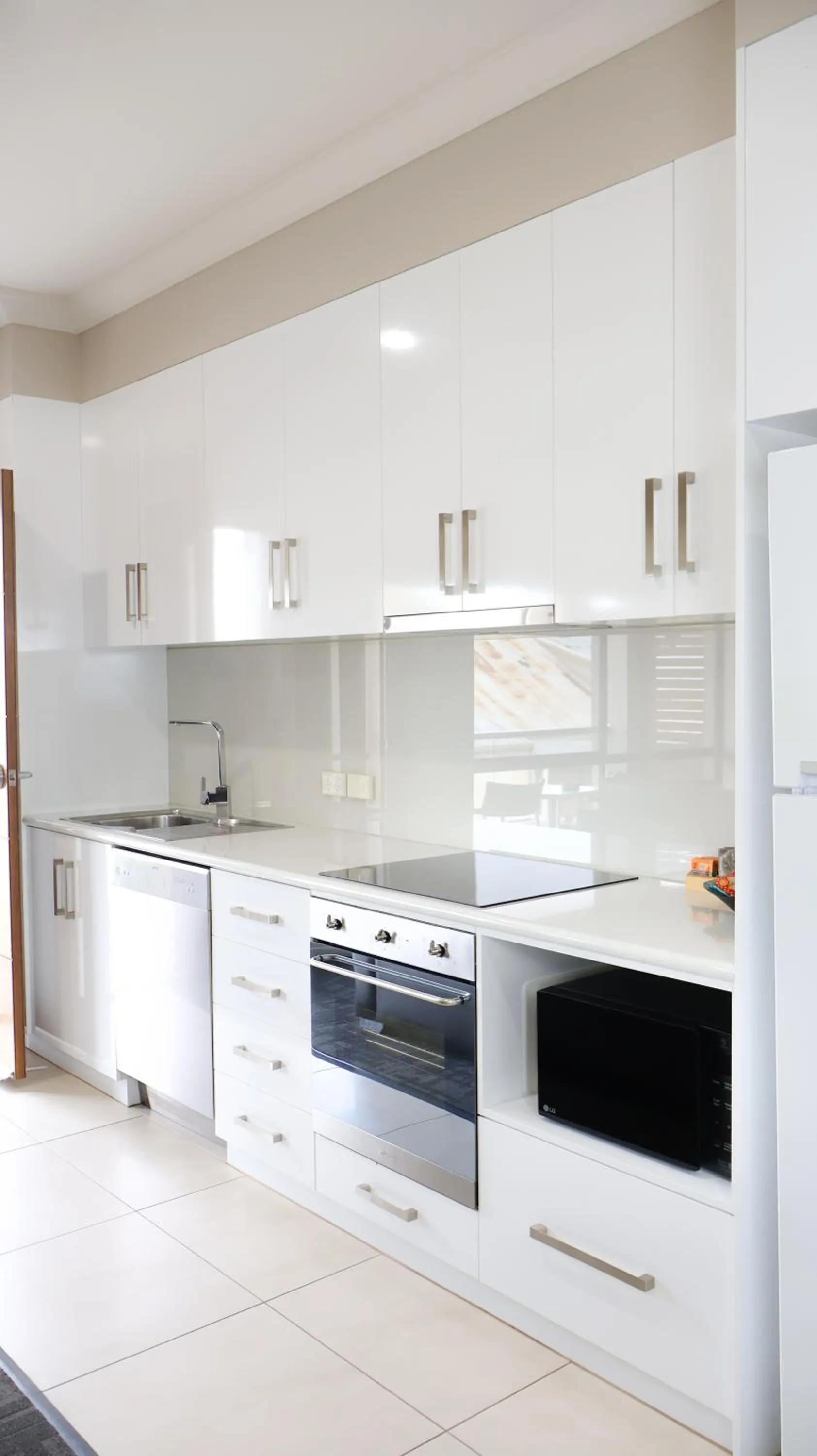 Kitchen or kitchenette in Renmark Holiday Apartments
