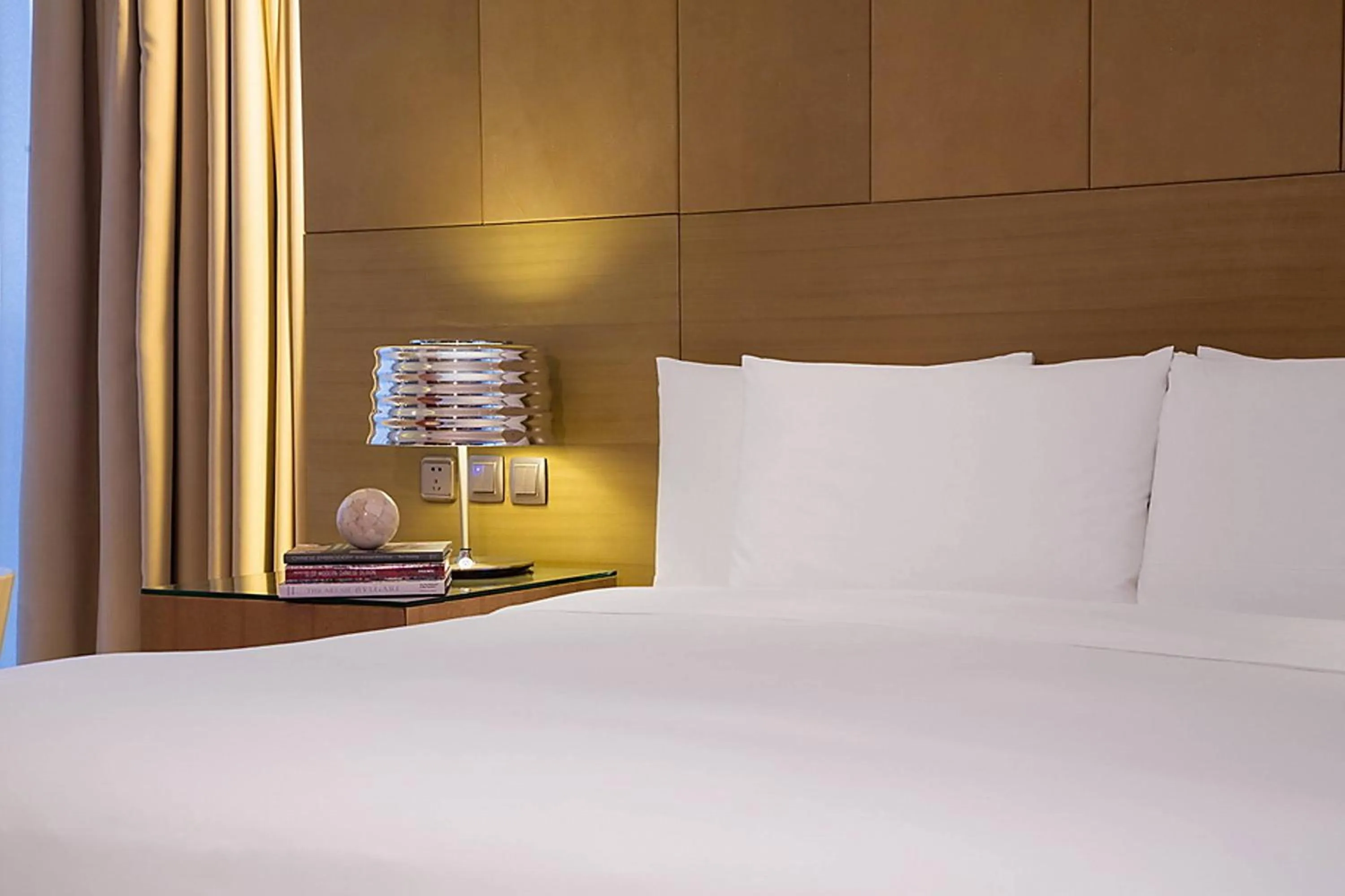 Photo of the whole room, Bed in Renaissance Chengdu Hotel