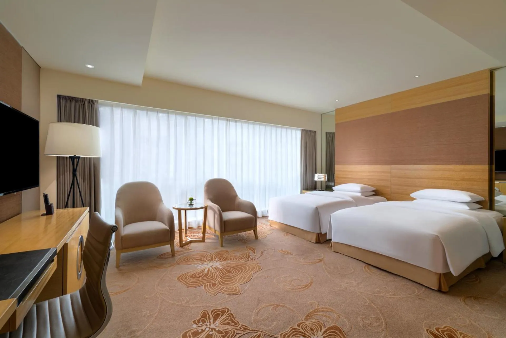 Photo of the whole room, Bed in Renaissance Chengdu Hotel