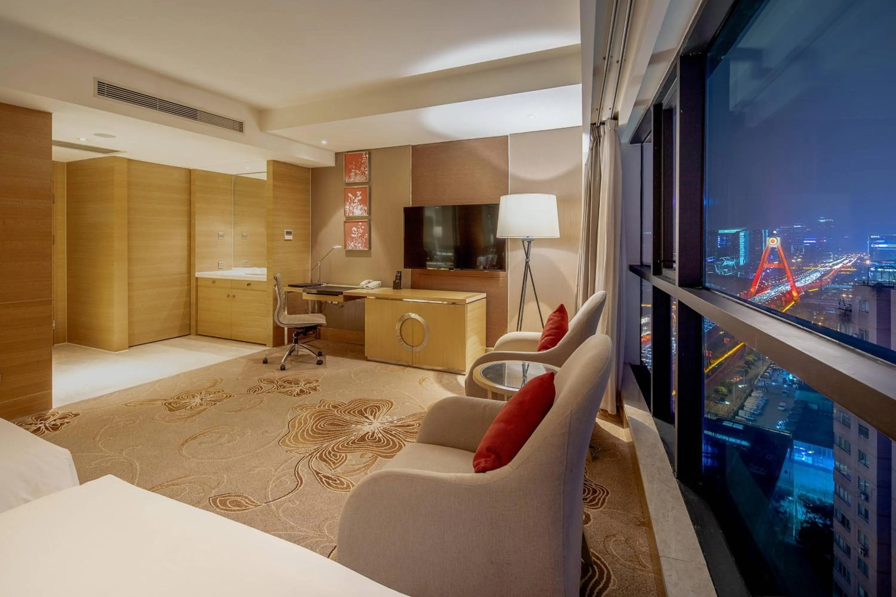 Photo of the whole room, Bed in Renaissance Chengdu Hotel