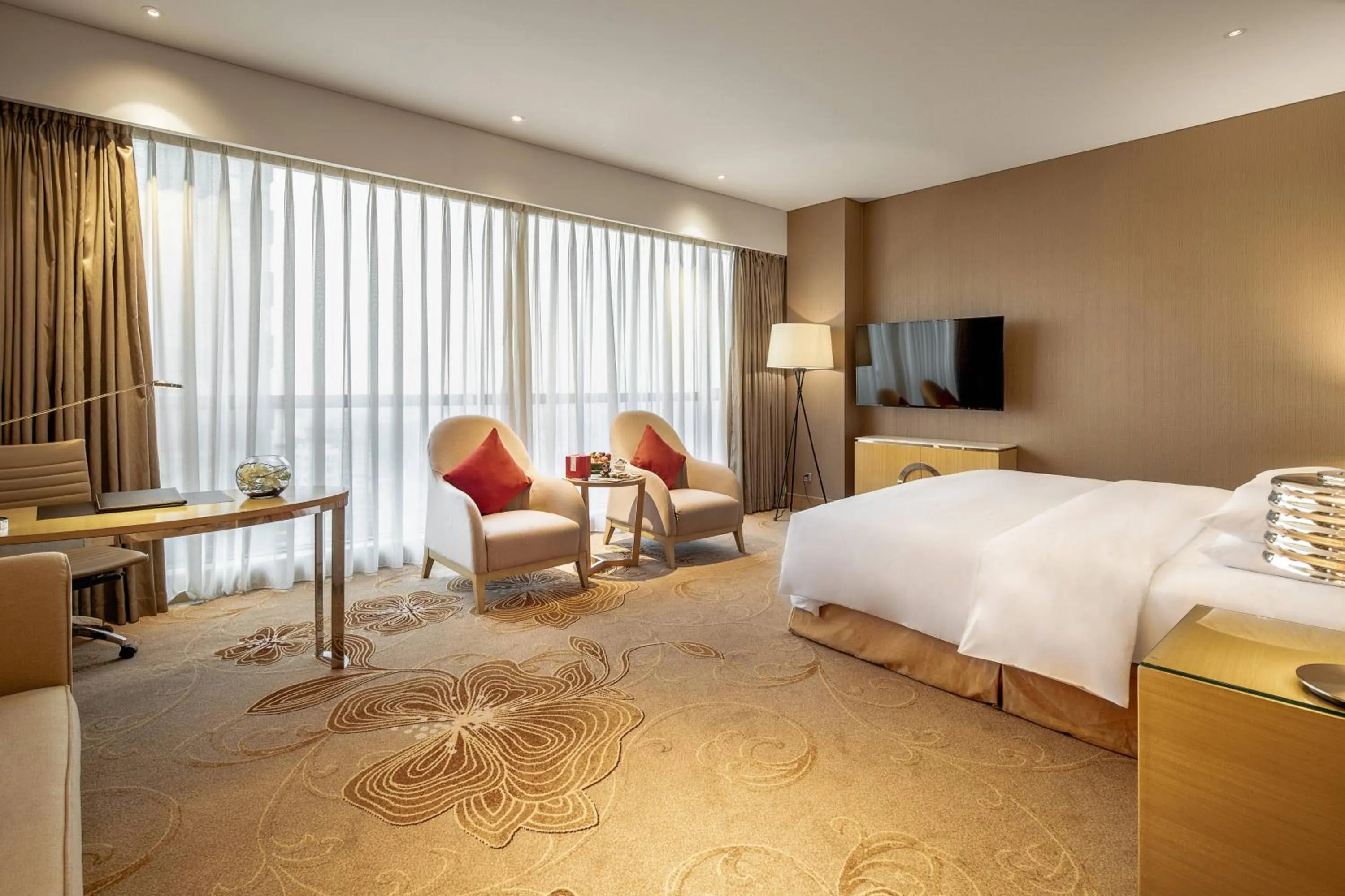 Photo of the whole room, Bed in Renaissance Chengdu Hotel