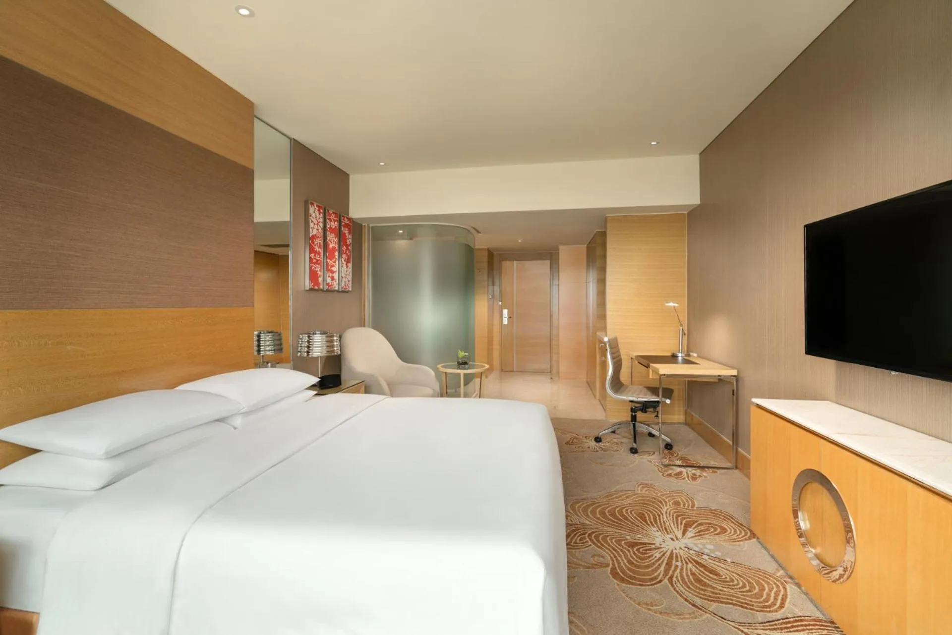 Photo of the whole room, Bed in Renaissance Chengdu Hotel