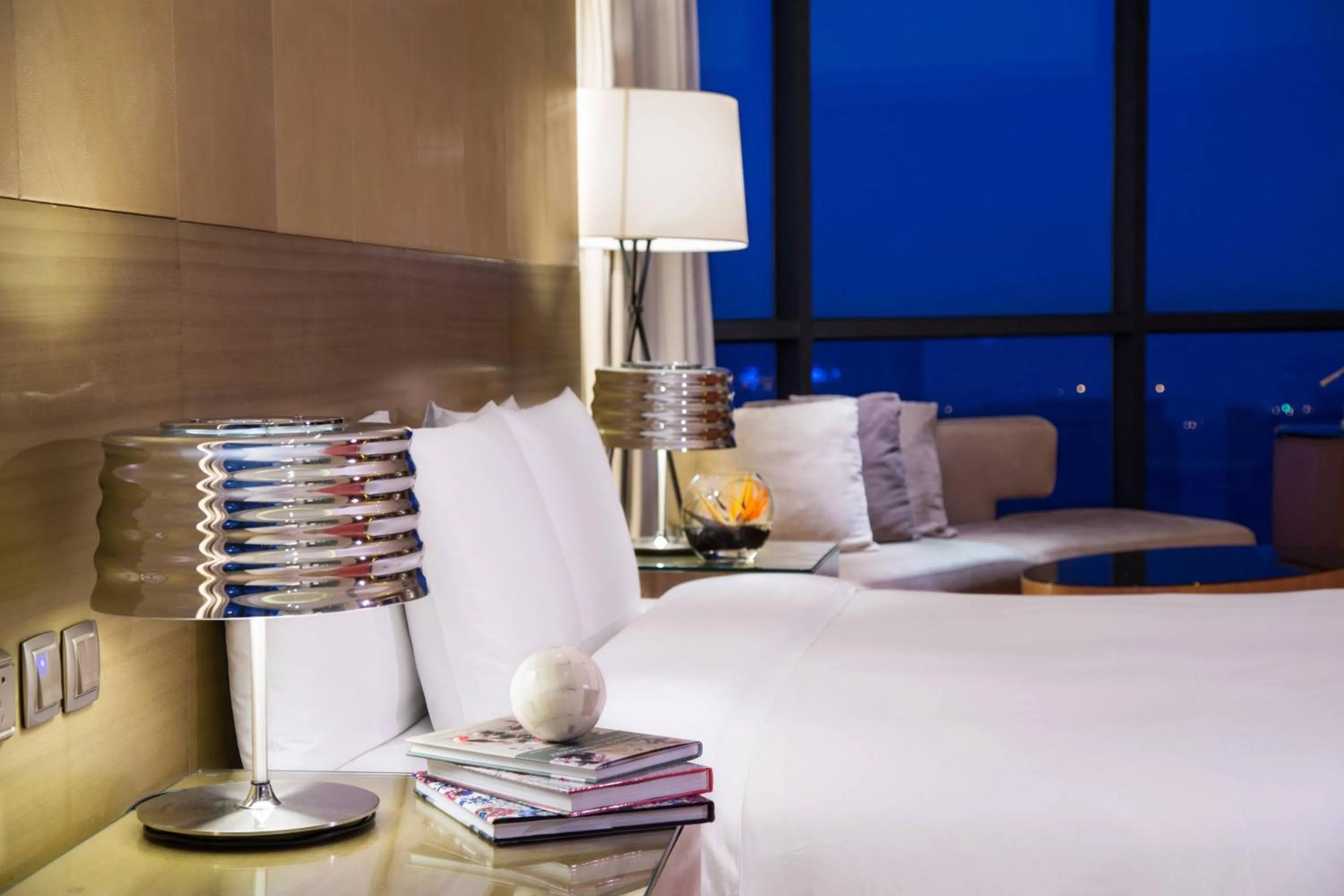 Photo of the whole room, Bed in Renaissance Chengdu Hotel