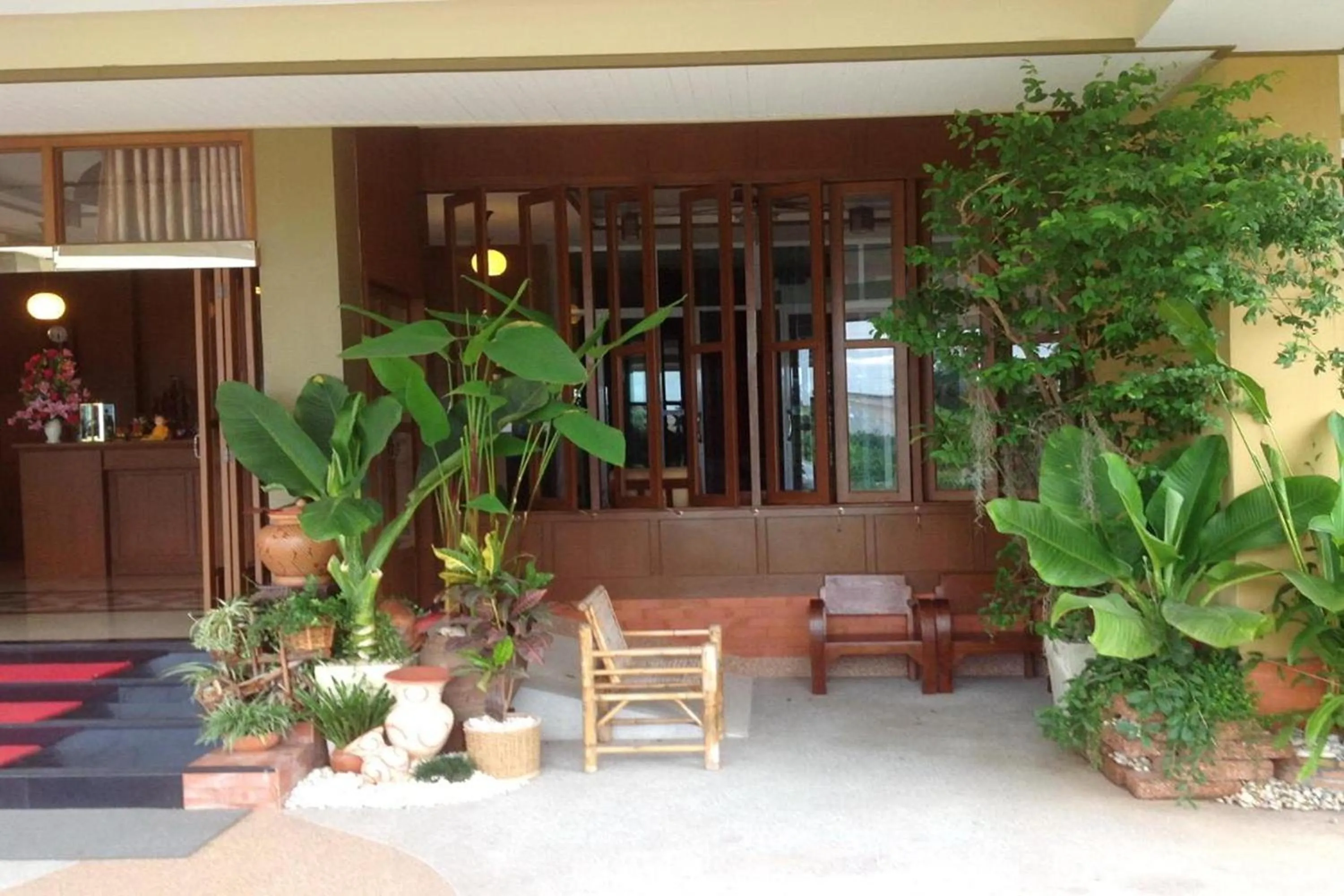 Facade/entrance in Karnmanee Place Hotel